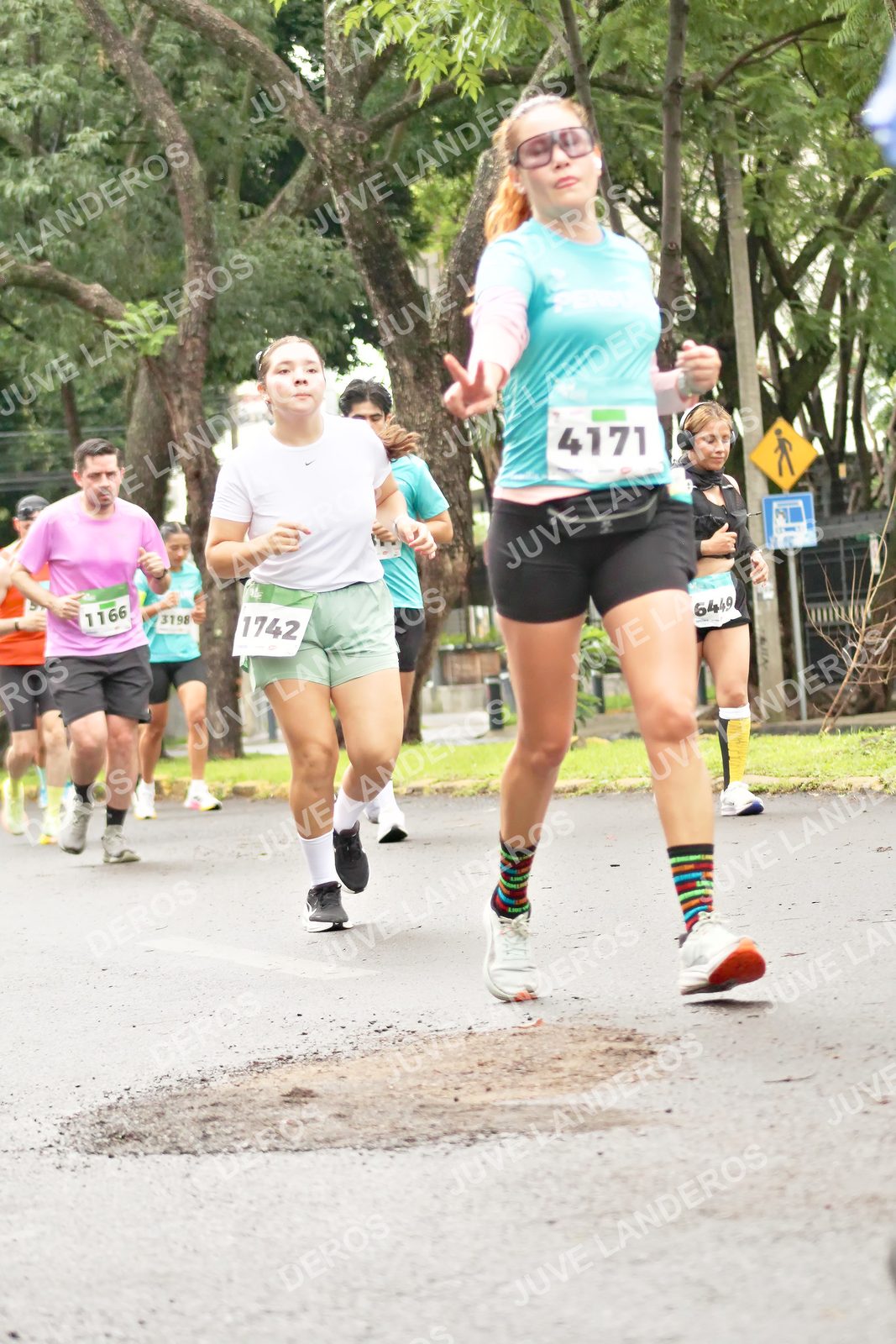 Foto del MEDIO MARATÓN ATLAS en Av. Patria, frente al Parque El Polvorín, Zapopan a las 08:45 · dorsal 4171, 1742, 1166, 6449