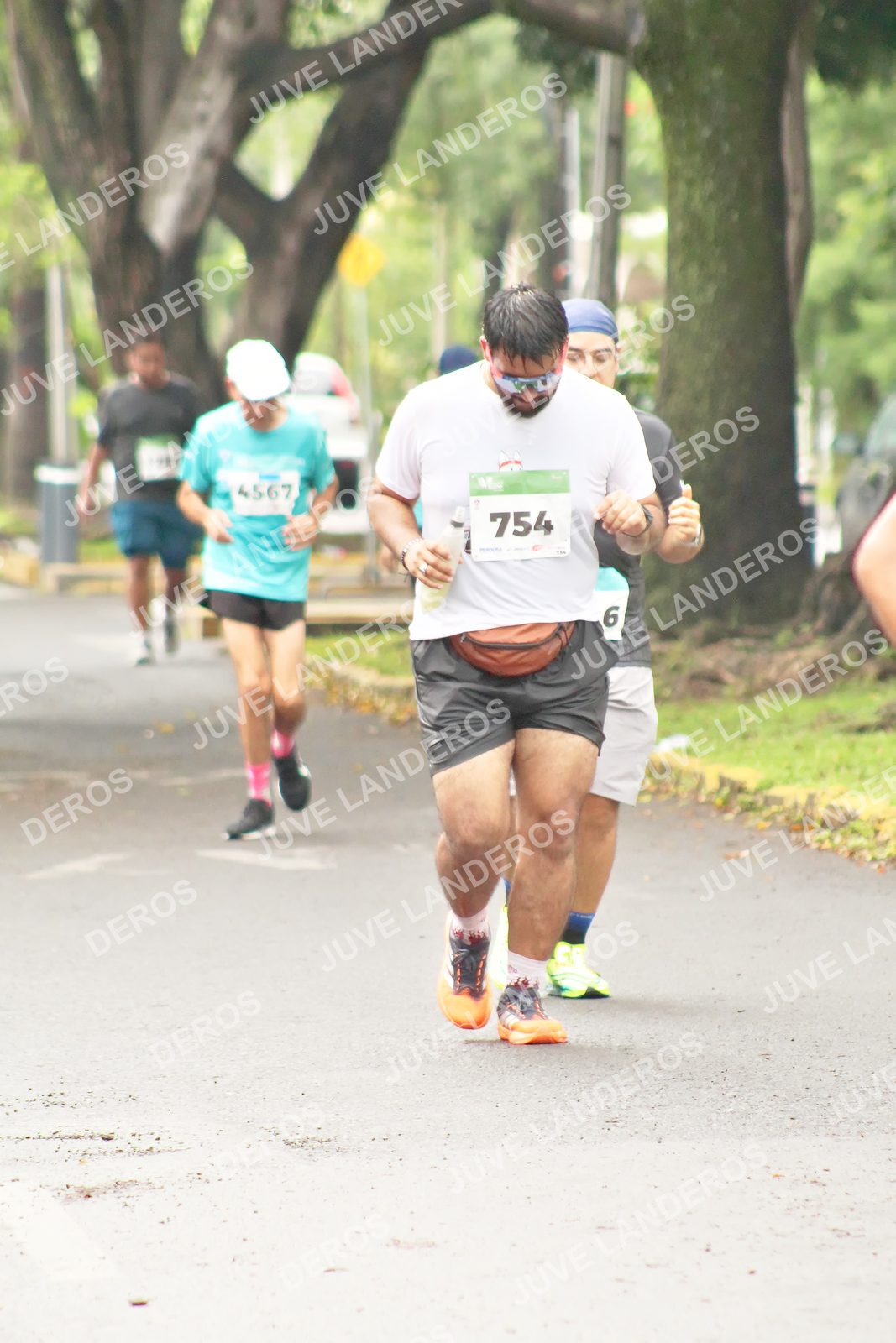 Foto del MEDIO MARATÓN ATLAS en Av. Patria, frente al Parque El Polvorín, Zapopan a las 08:58 · dorsal 754, 4567, 6