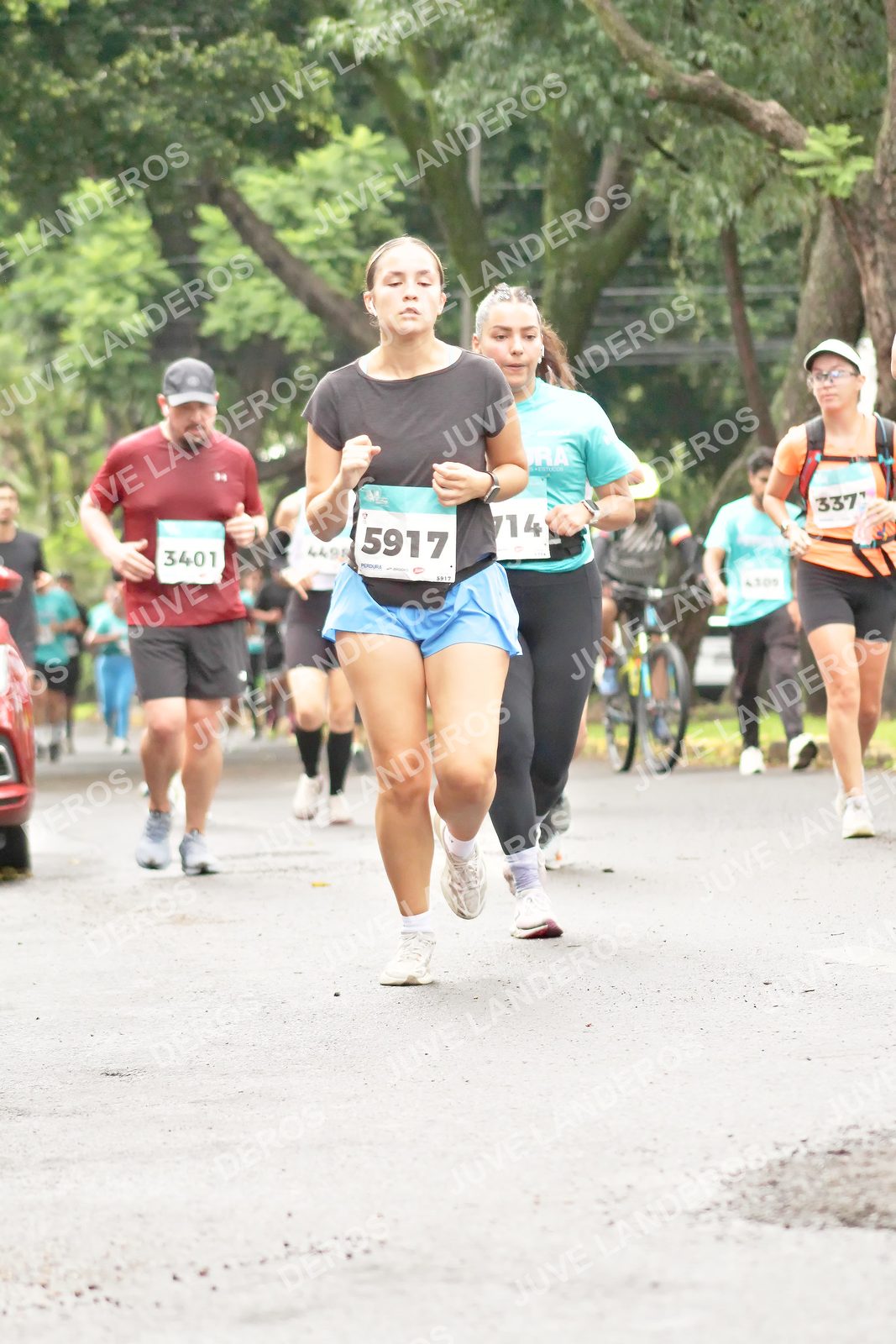 Foto del MEDIO MARATÓN ATLAS en Av. Patria, frente al Parque El Polvorín, Zapopan a las 08:47 · dorsal 5917, 3401, 4498, 337