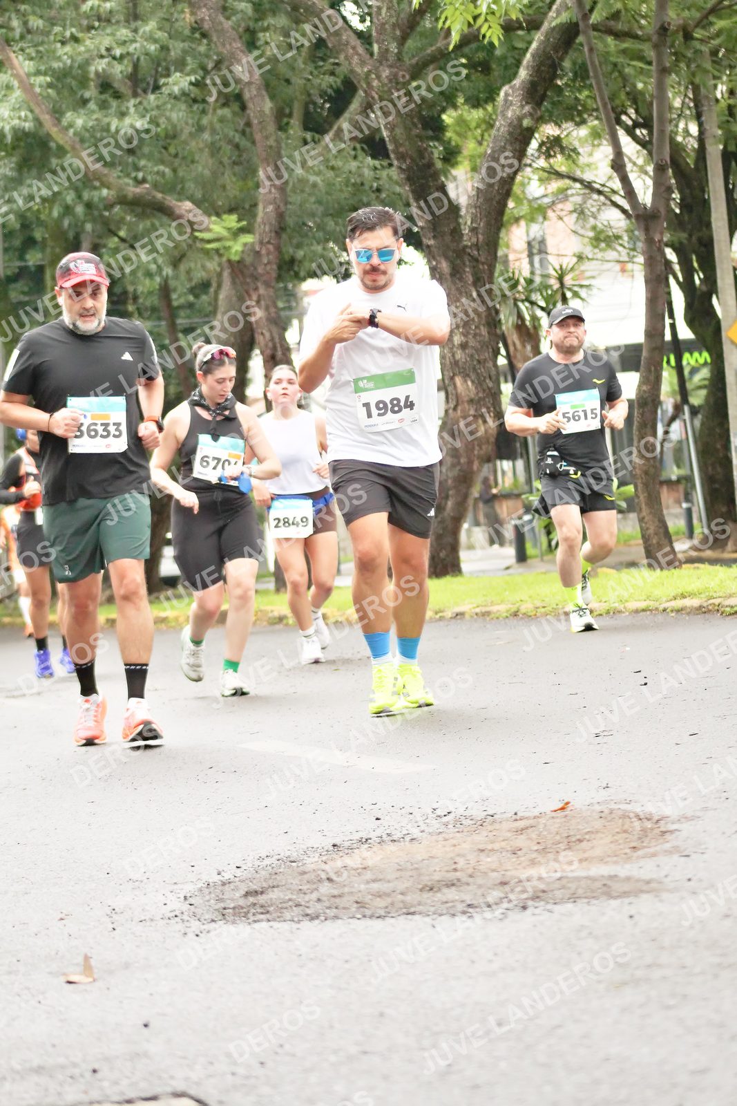Foto del MEDIO MARATÓN ATLAS en Av. Patria, frente al Parque El Polvorín, Zapopan a las 08:41 · dorsal 1984, 2849, 5615, 3633