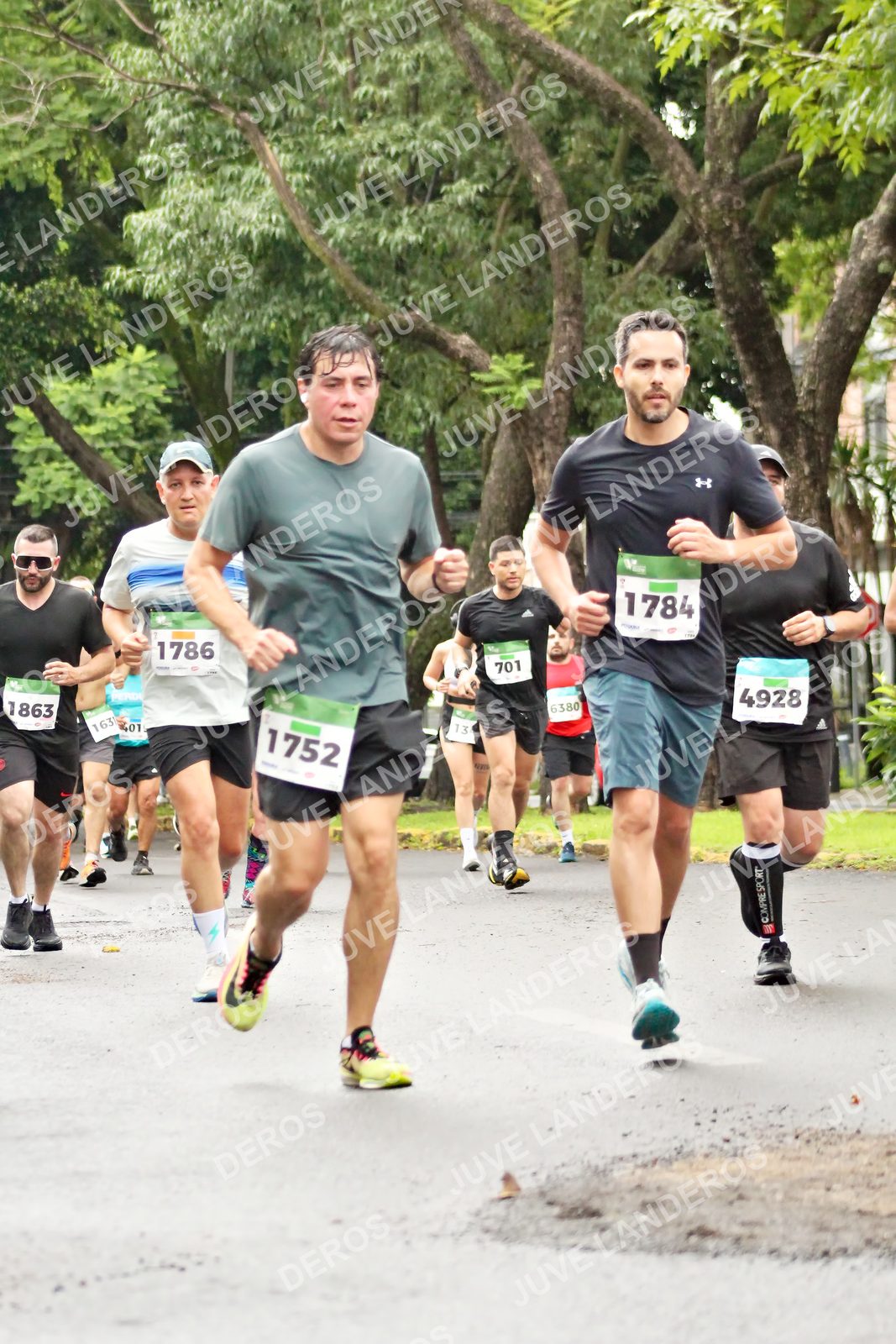 Foto del MEDIO MARATÓN ATLAS en Av. Patria, frente al Parque El Polvorín, Zapopan a las 08:28 · dorsal 1786, 1752, 1784, 4928