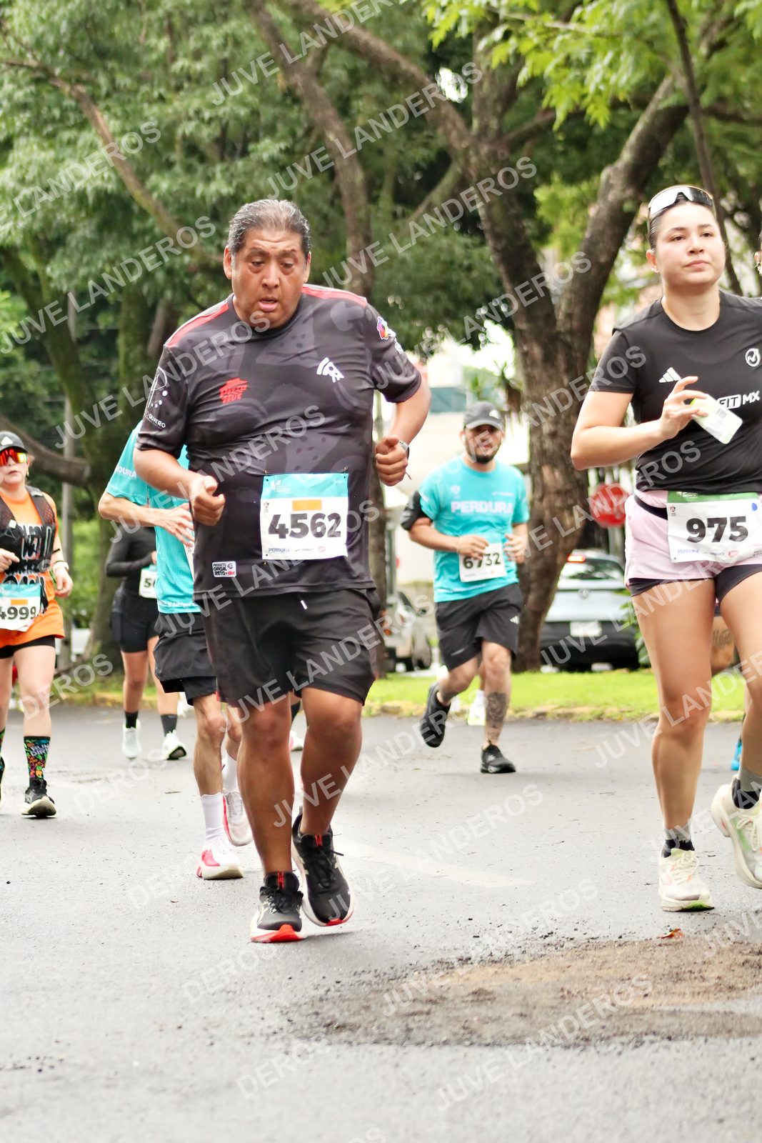 Foto del MEDIO MARATÓN ATLAS en Av. Patria, frente al Parque El Polvorín, Zapopan a las 08:44 · dorsal 975, 4562, 6732, 5