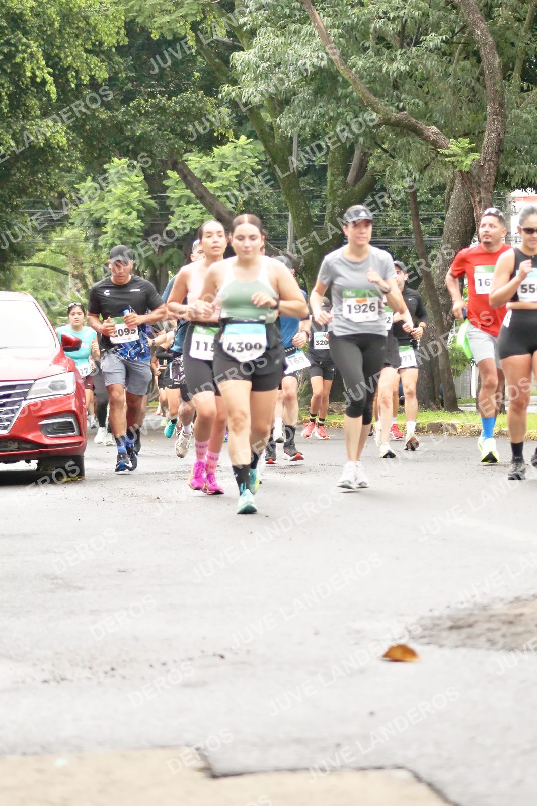Foto del MEDIO MARATÓN ATLAS en Av. Patria, frente al Parque El Polvorín, Zapopan a las 08:38 · dorsal 55, 320, 16, 4300