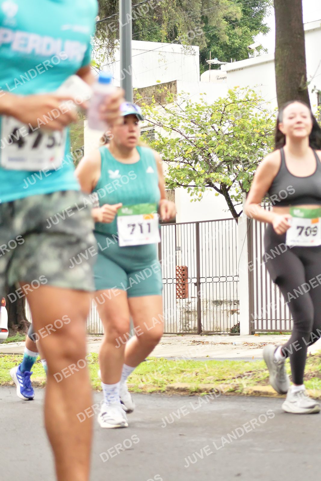 Foto del MEDIO MARATÓN ATLAS en Av. Patria, frente al Parque El Polvorín, Zapopan a las 08:42 · dorsal 711, 709, 475