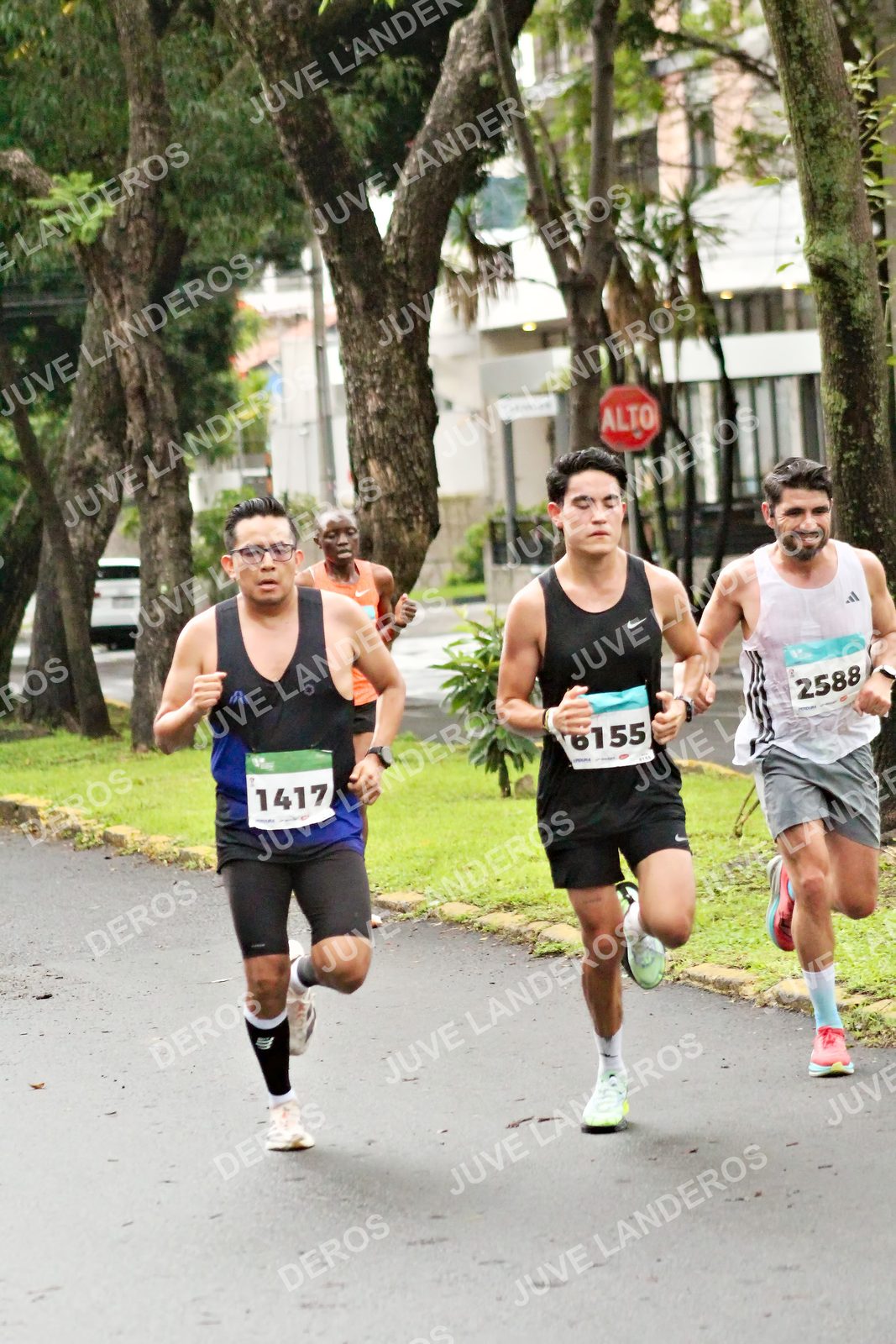 Foto del MEDIO MARATÓN ATLAS en Av. Patria, frente al Parque El Polvorín, Zapopan a las 07:59 · dorsal 2588, 1417, 6155