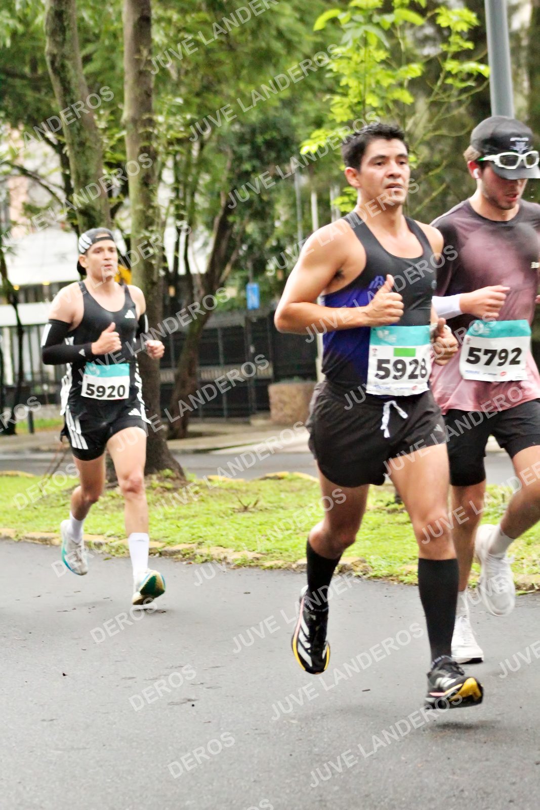 Foto del MEDIO MARATÓN ATLAS en Av. Patria, frente al Parque El Polvorín, Zapopan a las 08:08 · dorsal 5928, 5792, 5920