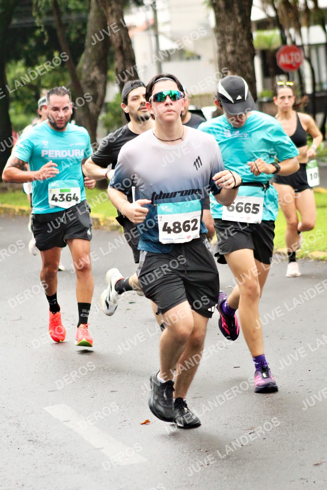 Foto del MEDIO MARATÓN ATLAS en Av. Patria, frente al Parque El Polvorín, Zapopan a las 08:17 · dorsal 4862, 4364, 6665, 10
