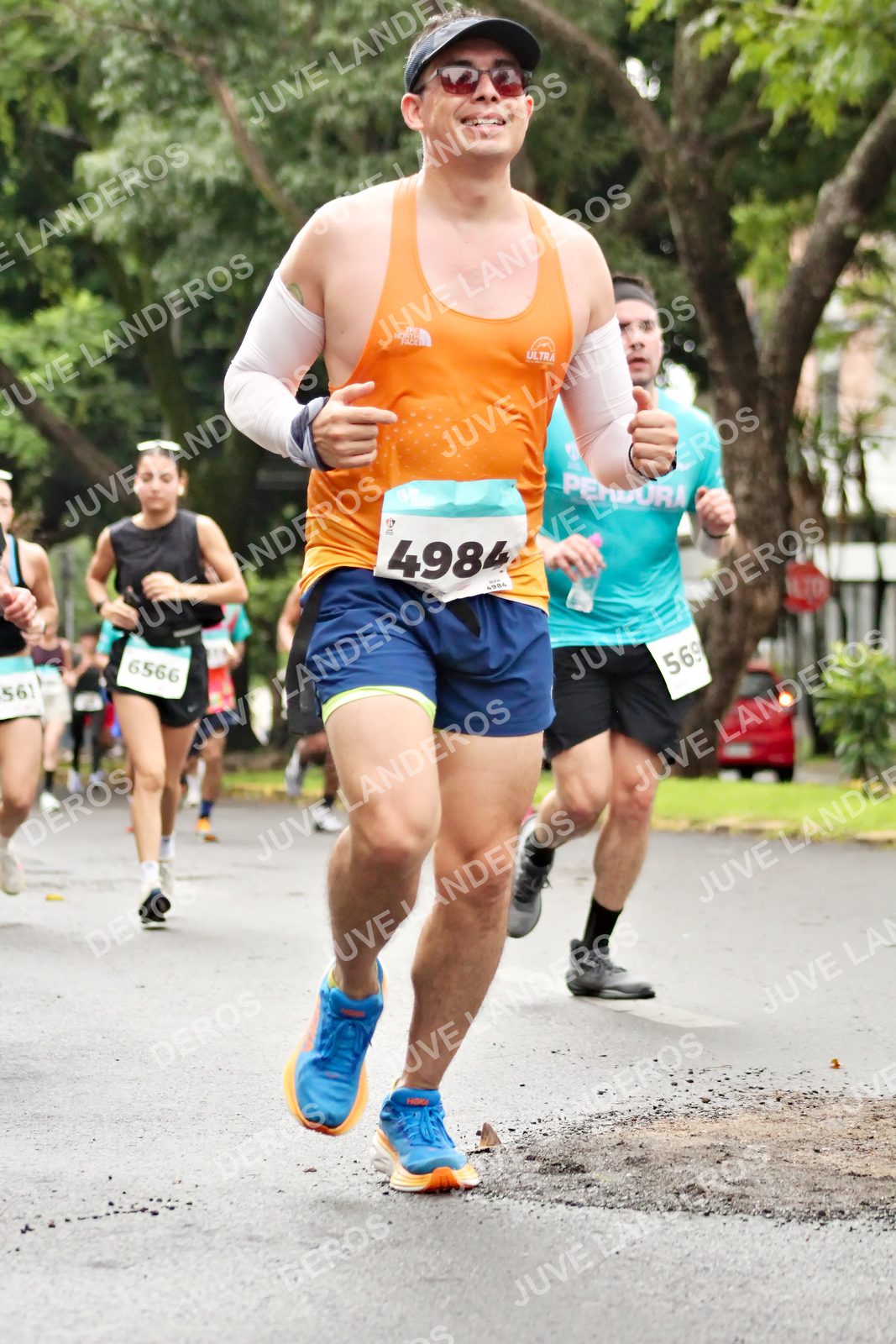 Foto del MEDIO MARATÓN ATLAS en Av. Patria, frente al Parque El Polvorín, Zapopan a las 08:28 · dorsal 4984, 6566, 569, 561
