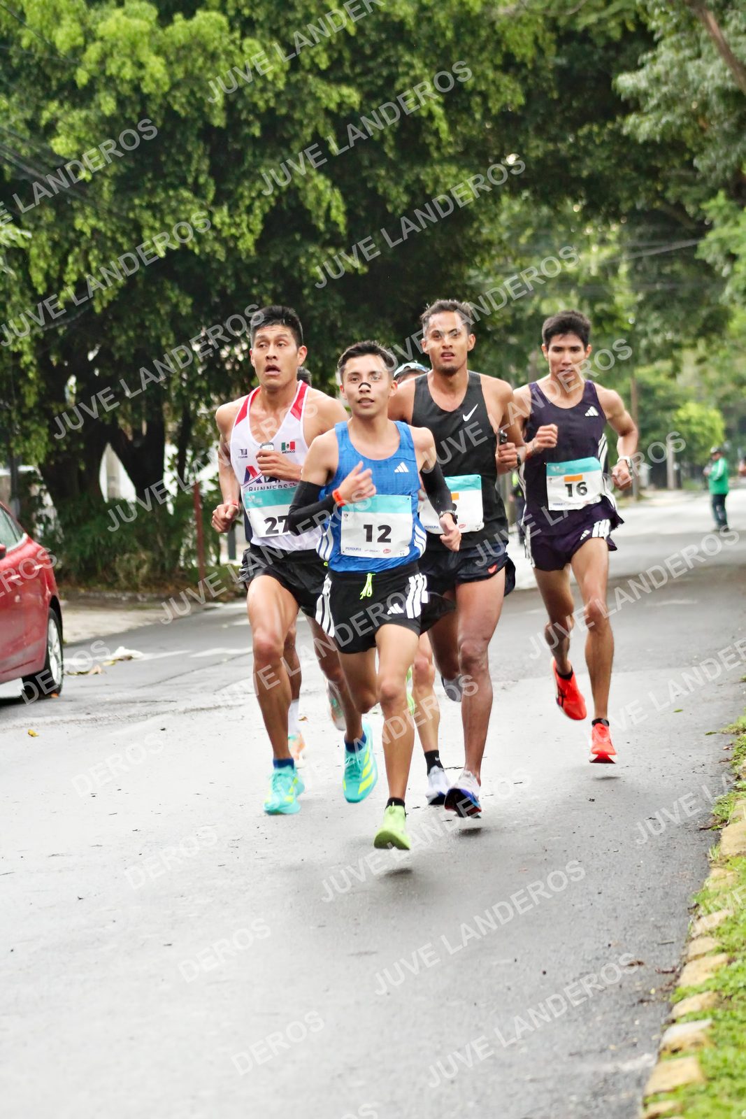 Foto del MEDIO MARATÓN ATLAS en Av. Patria, frente al Parque El Polvorín, Zapopan a las 07:51 · dorsal 12, 16, 27