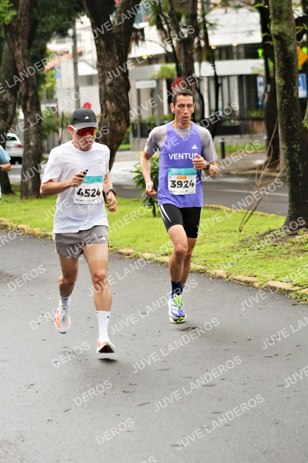 Foto del MEDIO MARATÓN ATLAS en Av. Patria, frente al Parque El Polvorín, Zapopan a las 08:09 · dorsal 4524, 3924