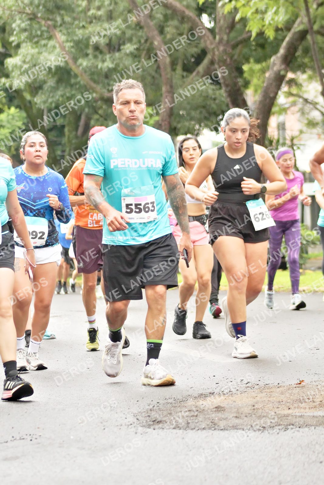 Foto del MEDIO MARATÓN ATLAS en Av. Patria, frente al Parque El Polvorín, Zapopan a las 08:44 · dorsal 5563, 92, 626