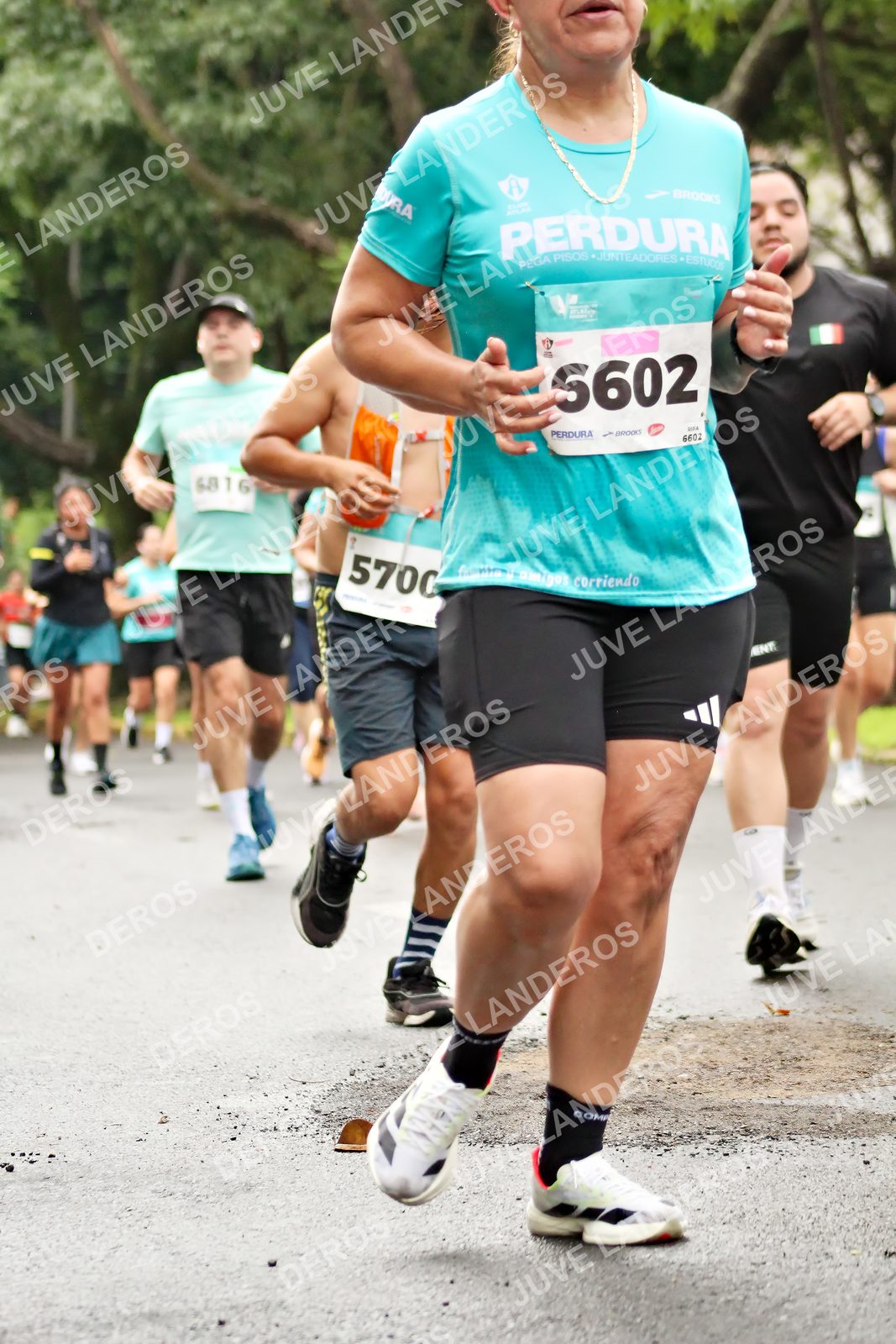Foto del MEDIO MARATÓN ATLAS en Av. Patria, frente al Parque El Polvorín, Zapopan a las 08:37 · dorsal 5700, 6602, 5602