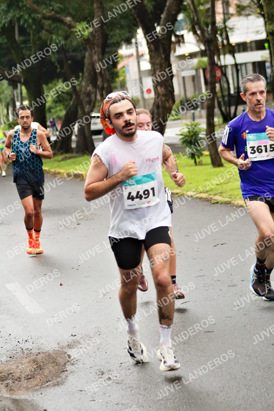 Foto del MEDIO MARATÓN ATLAS en Av. Patria, frente al Parque El Polvorín, Zapopan a las 08:08 · dorsal 3615, 4491, 2