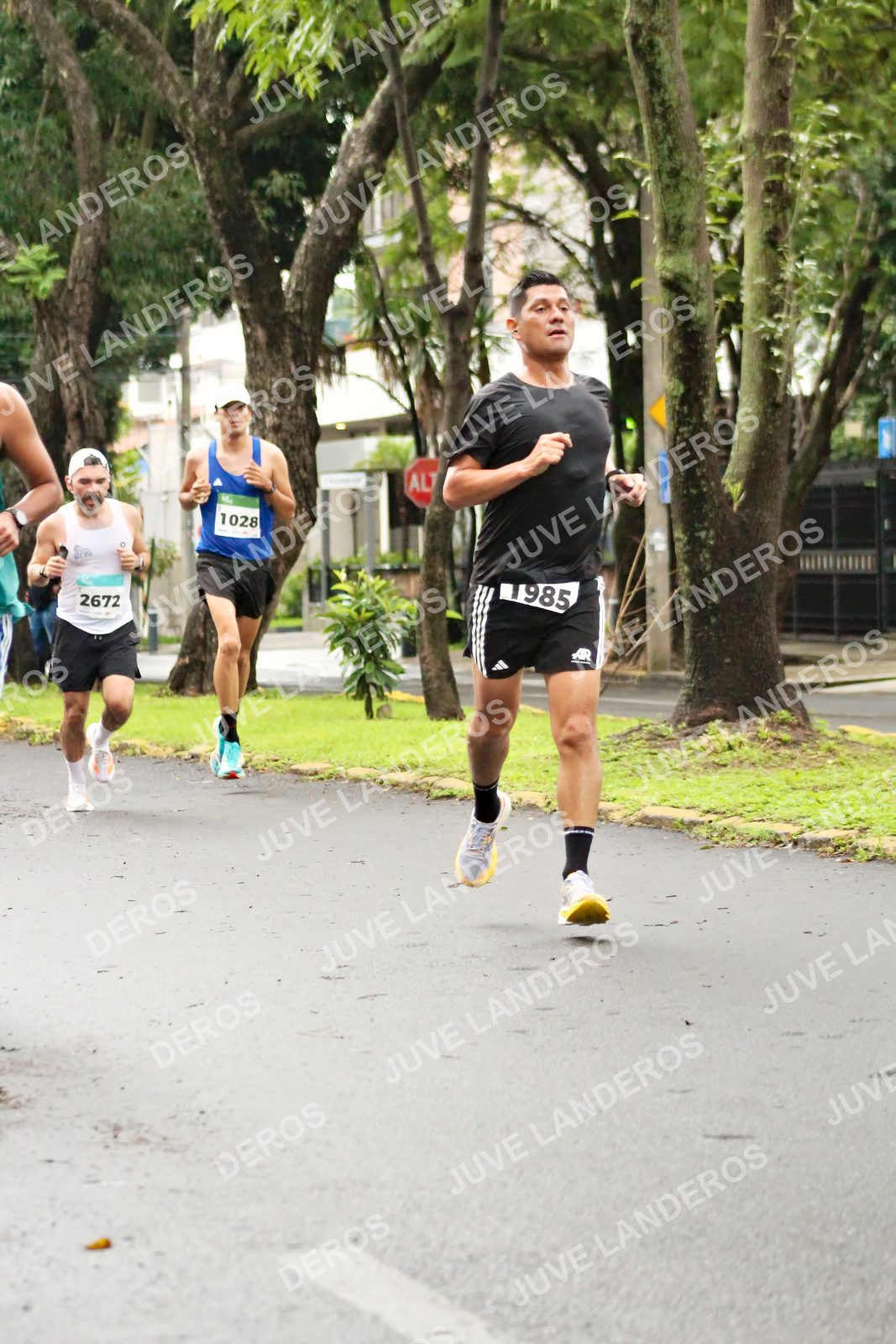Foto del MEDIO MARATÓN ATLAS en Av. Patria, frente al Parque El Polvorín, Zapopan a las 08:13 · dorsal 2672, 1028, 1985