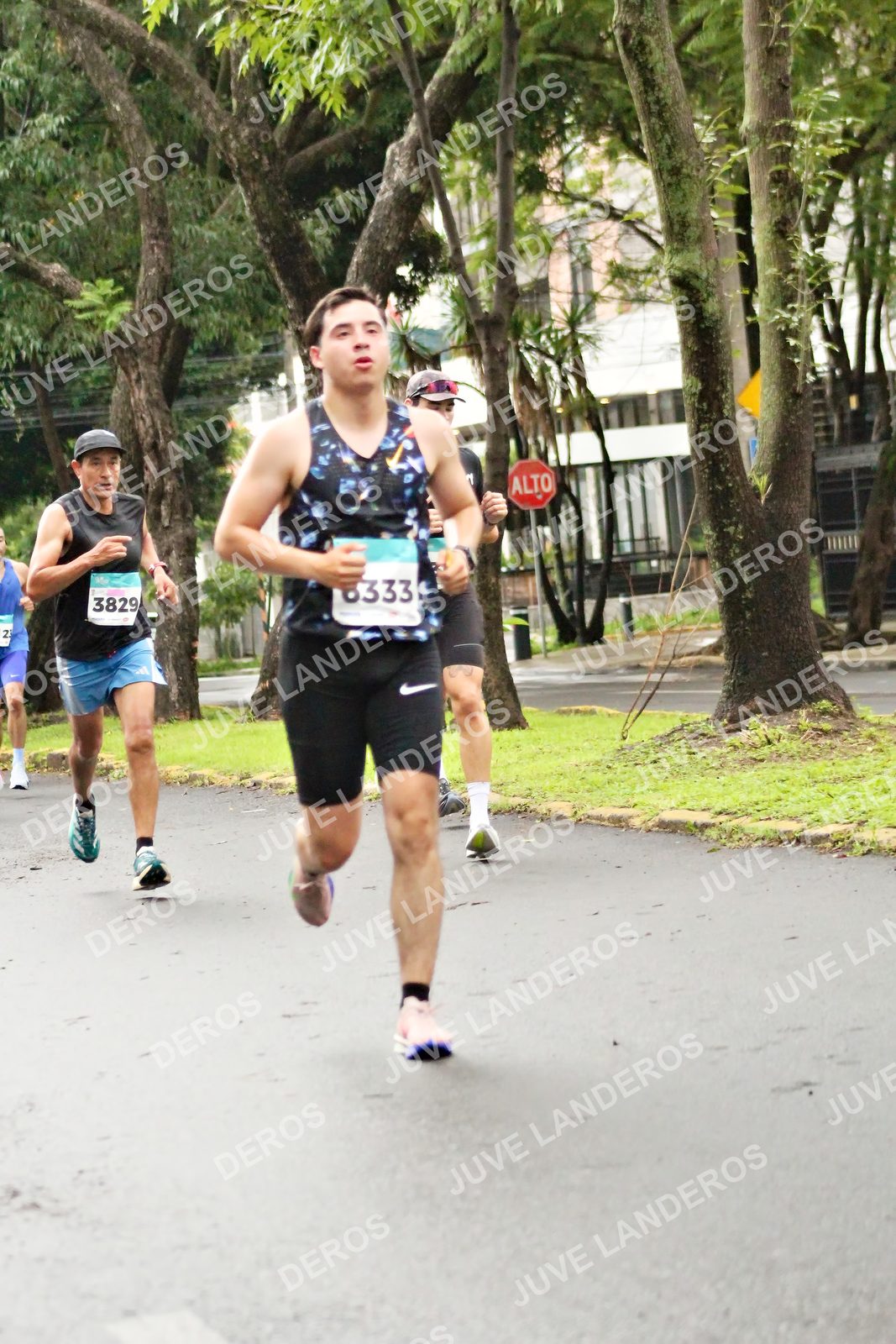 Foto del MEDIO MARATÓN ATLAS en Av. Patria, frente al Parque El Polvorín, Zapopan a las 08:07 · dorsal 3829, 23, 6333