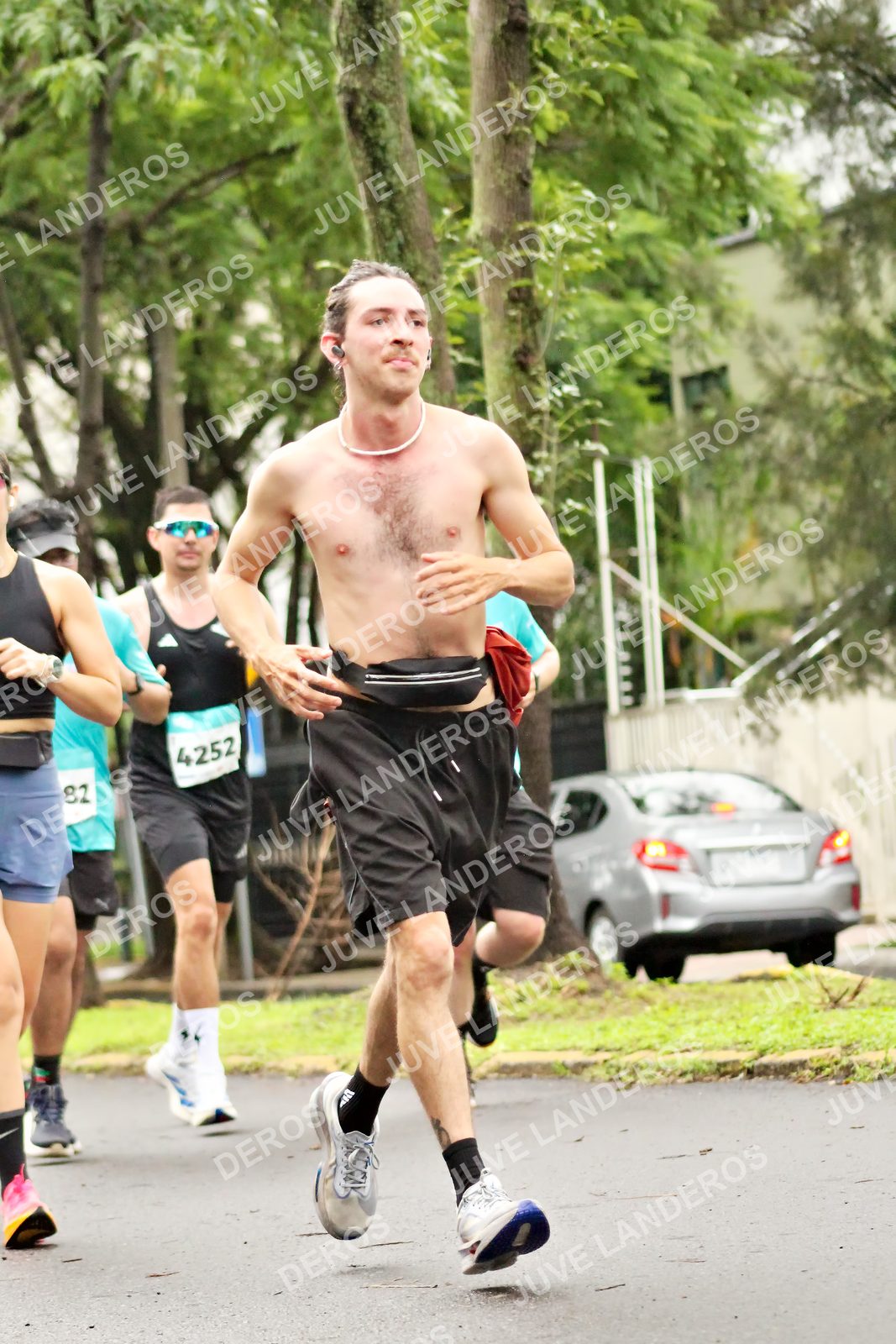 Foto del MEDIO MARATÓN ATLAS en Av. Patria, frente al Parque El Polvorín, Zapopan a las 08:25 · dorsal 82, 4252