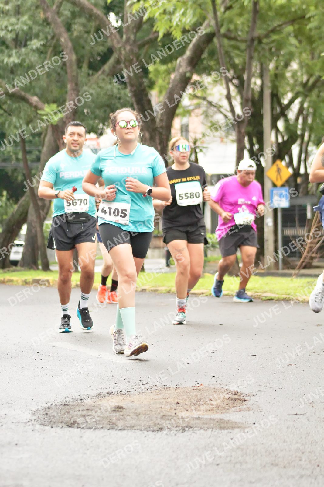 Foto del MEDIO MARATÓN ATLAS en Av. Patria, frente al Parque El Polvorín, Zapopan a las 08:46 · dorsal 4105, 5580, 5670