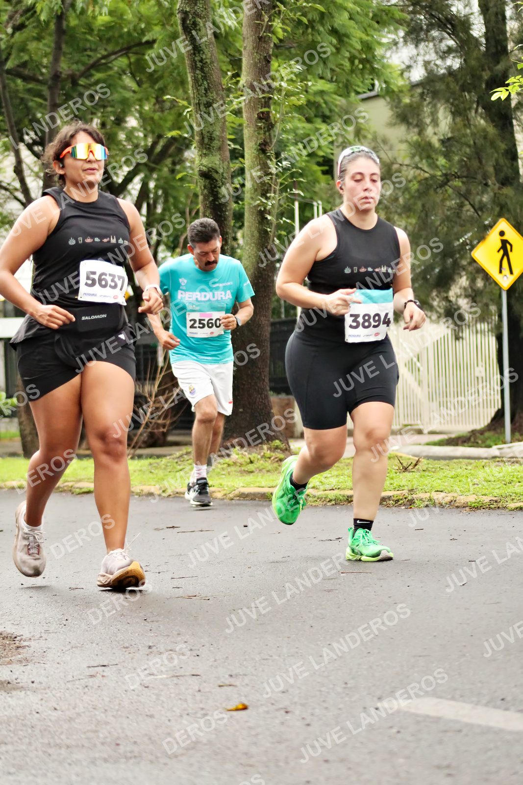 Foto del MEDIO MARATÓN ATLAS en Av. Patria, frente al Parque El Polvorín, Zapopan a las 08:38 · dorsal 5637, 3894, 2560