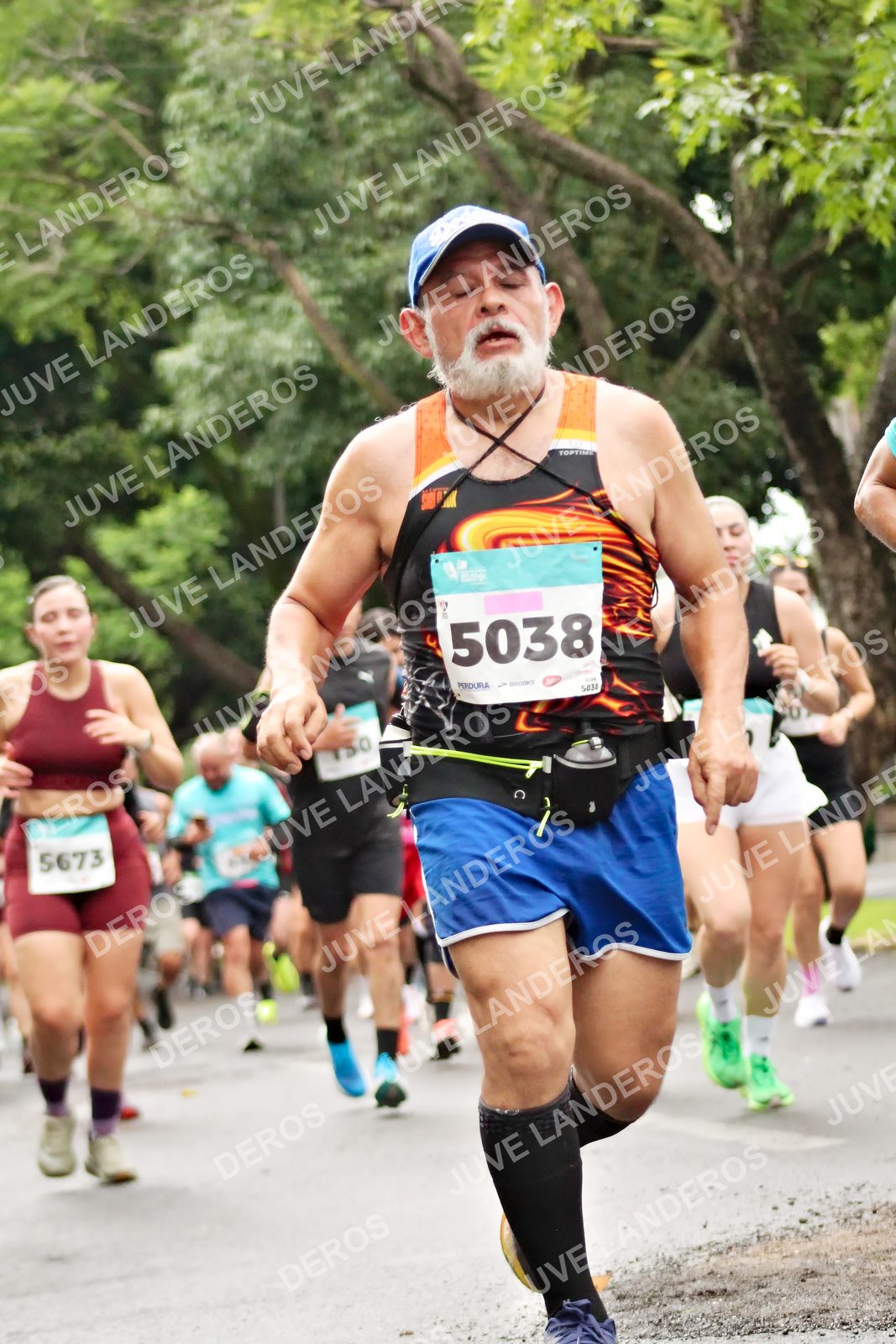 Foto del MEDIO MARATÓN ATLAS en Av. Patria, frente al Parque El Polvorín, Zapopan a las 08:27 · dorsal 5038, 5673