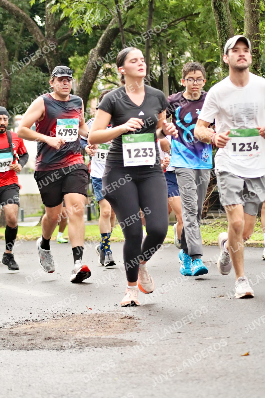 Foto del MEDIO MARATÓN ATLAS en Av. Patria, frente al Parque El Polvorín, Zapopan a las 08:35 · dorsal 4793, 1233, 1234, 15