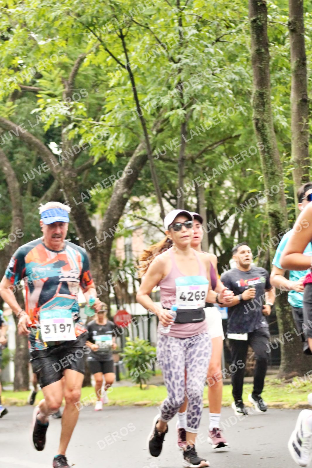 Foto del MEDIO MARATÓN ATLAS en Av. Patria, frente al Parque El Polvorín, Zapopan a las 08:24 · dorsal 4269, 3197, 1