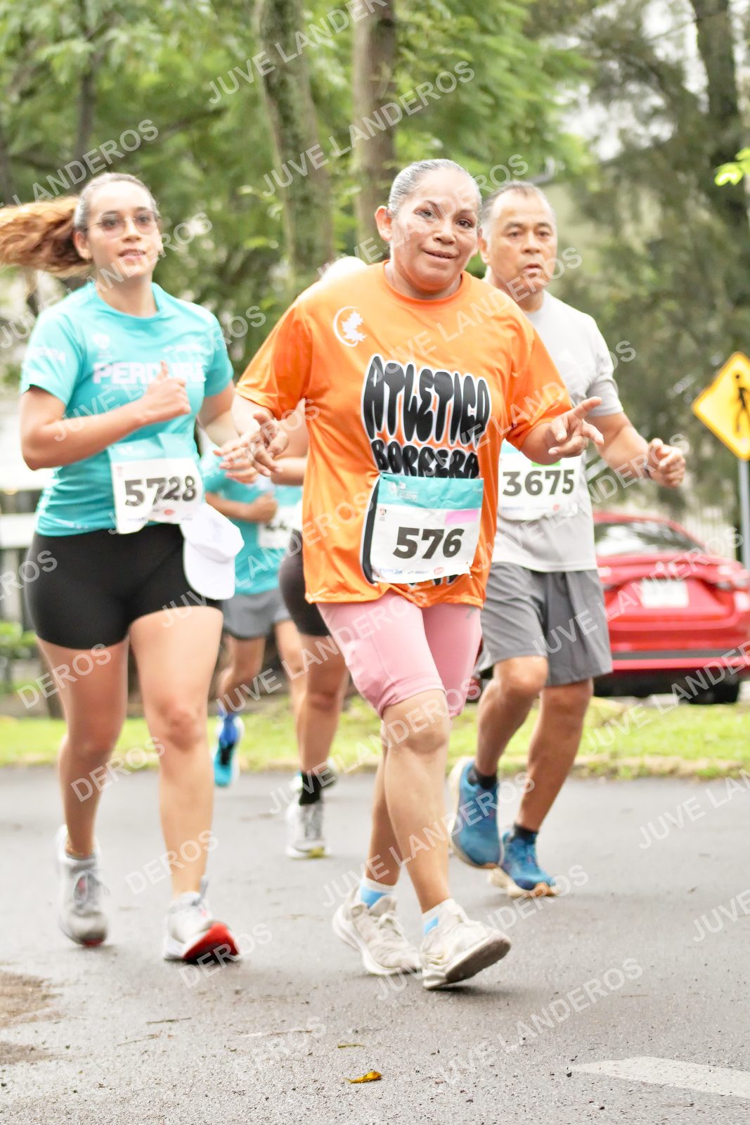 Foto del MEDIO MARATÓN ATLAS en Av. Patria, frente al Parque El Polvorín, Zapopan a las 08:38 · dorsal 576, 3675, 5728
