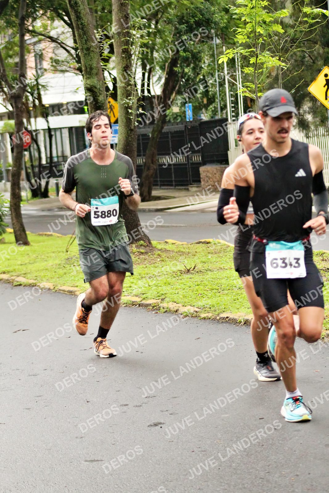 Foto del MEDIO MARATÓN ATLAS en Av. Patria, frente al Parque El Polvorín, Zapopan a las 08:12 · dorsal 5880, 6343