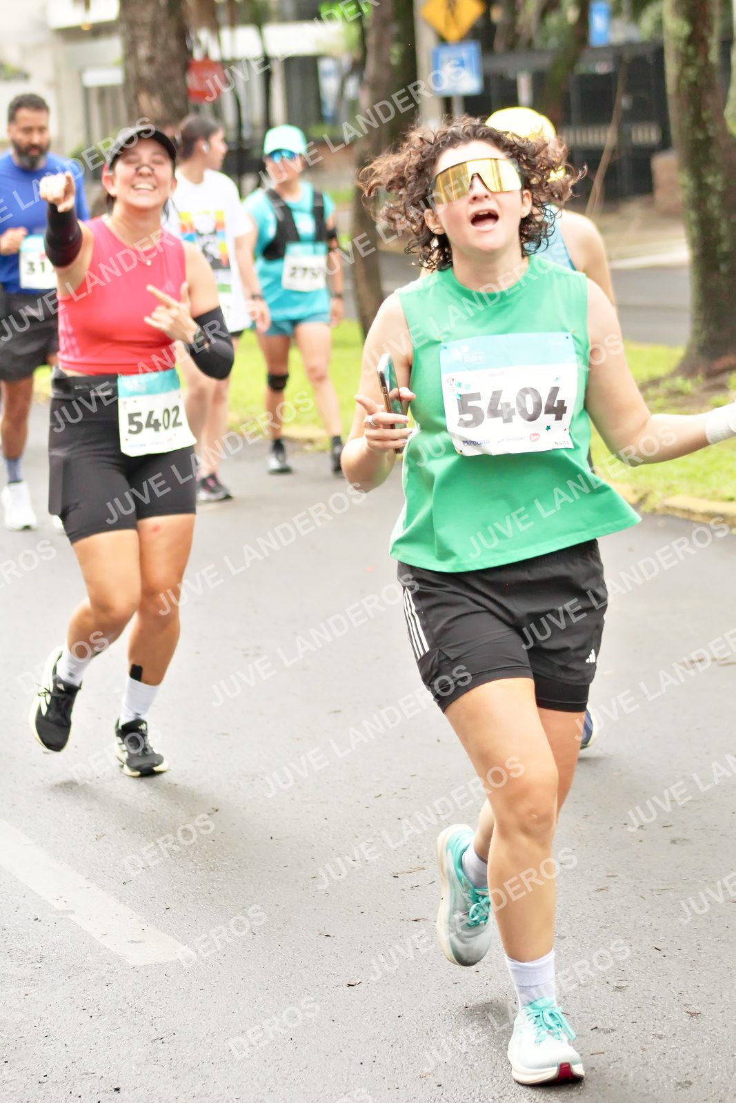 Foto del MEDIO MARATÓN ATLAS en Av. Patria, frente al Parque El Polvorín, Zapopan a las 08:52 · dorsal 5404, 5402, 31