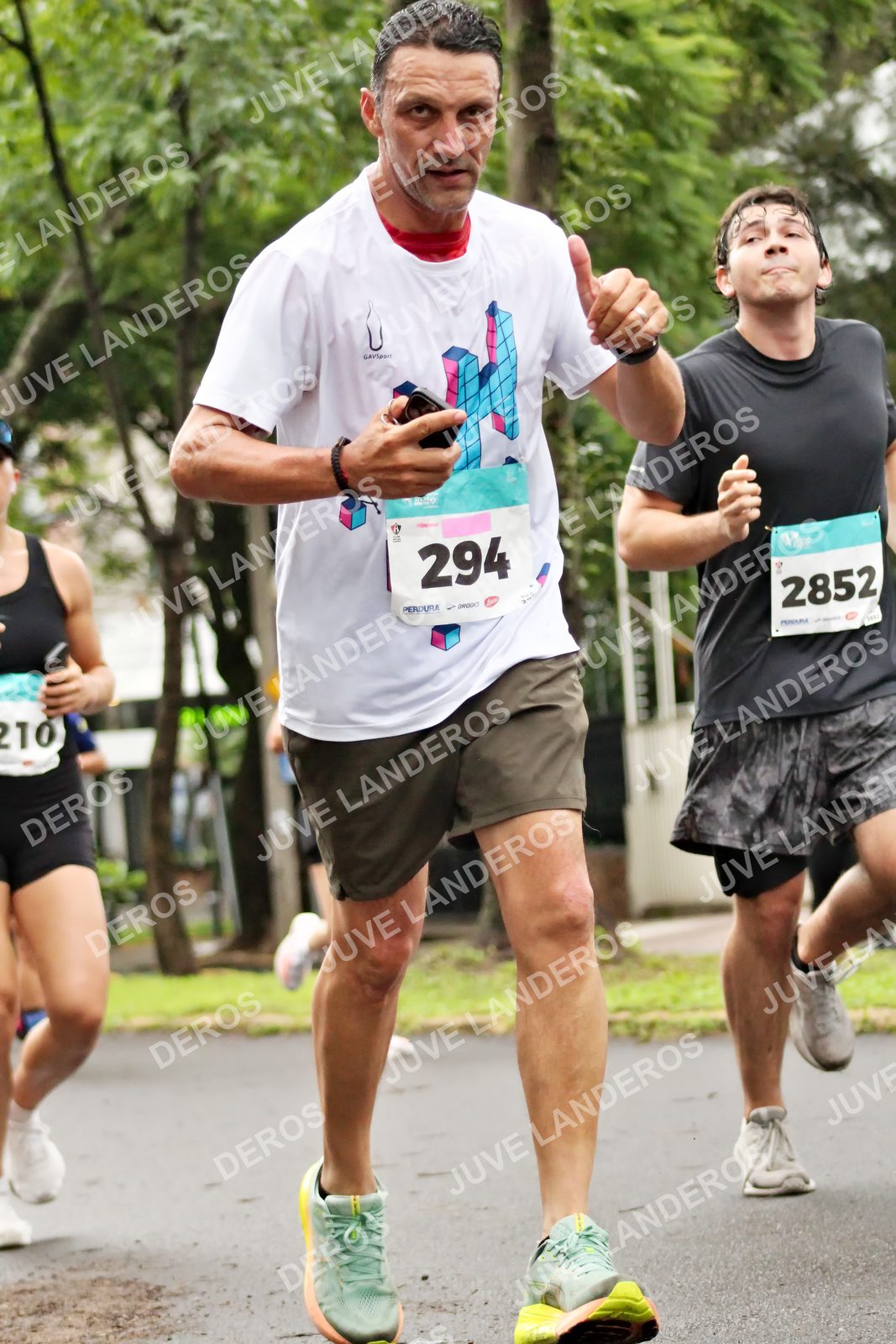 Foto del MEDIO MARATÓN ATLAS en Av. Patria, frente al Parque El Polvorín, Zapopan a las 08:23 · dorsal 294, 2852, 210