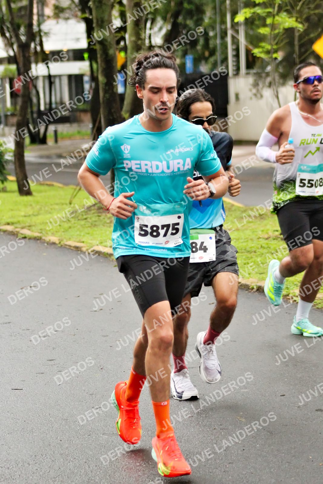 Foto del MEDIO MARATÓN ATLAS en Av. Patria, frente al Parque El Polvorín, Zapopan a las 08:10 · dorsal 84, 5875, 5508