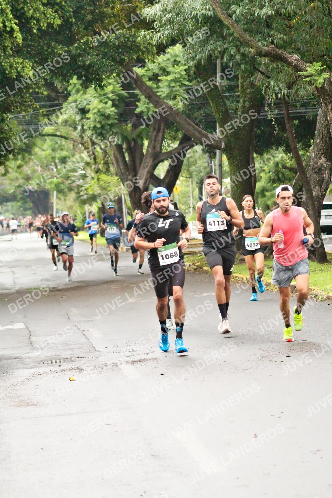 Foto del MEDIO MARATÓN ATLAS en Av. Patria, frente al Parque El Polvorín, Zapopan a las 08:06 · dorsal 1068, 4113, 4932