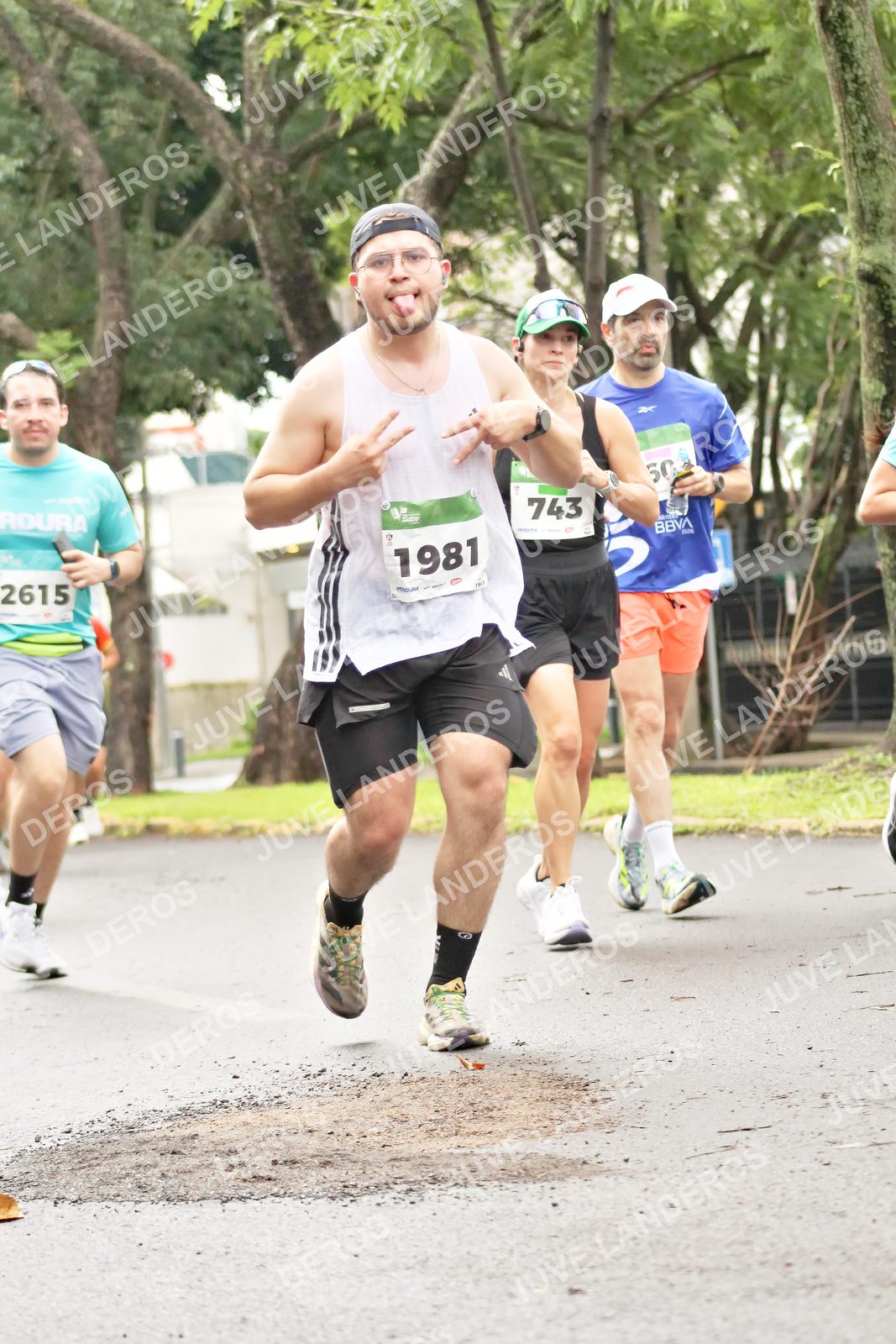 Foto del MEDIO MARATÓN ATLAS en Av. Patria, frente al Parque El Polvorín, Zapopan a las 08:37 · dorsal 2615, 743, 1981, 50