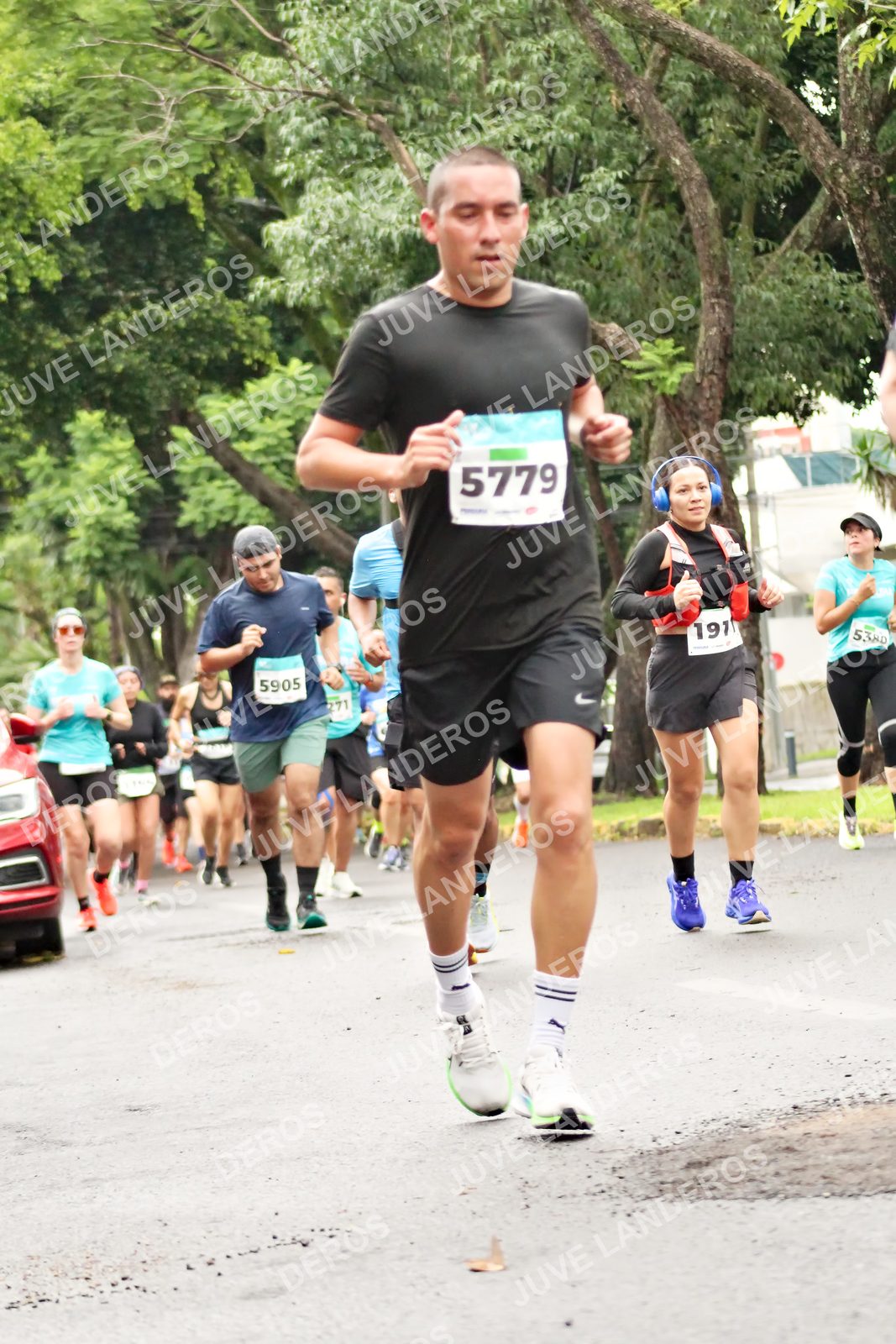 Foto del MEDIO MARATÓN ATLAS en Av. Patria, frente al Parque El Polvorín, Zapopan a las 08:41 · dorsal 5779, 5905, 191, 5380