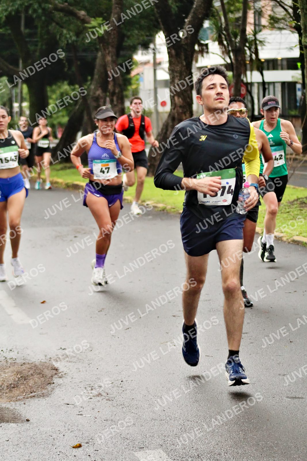 Foto del MEDIO MARATÓN ATLAS en Av. Patria, frente al Parque El Polvorín, Zapopan a las 08:12 · dorsal 42, 47, 1543
