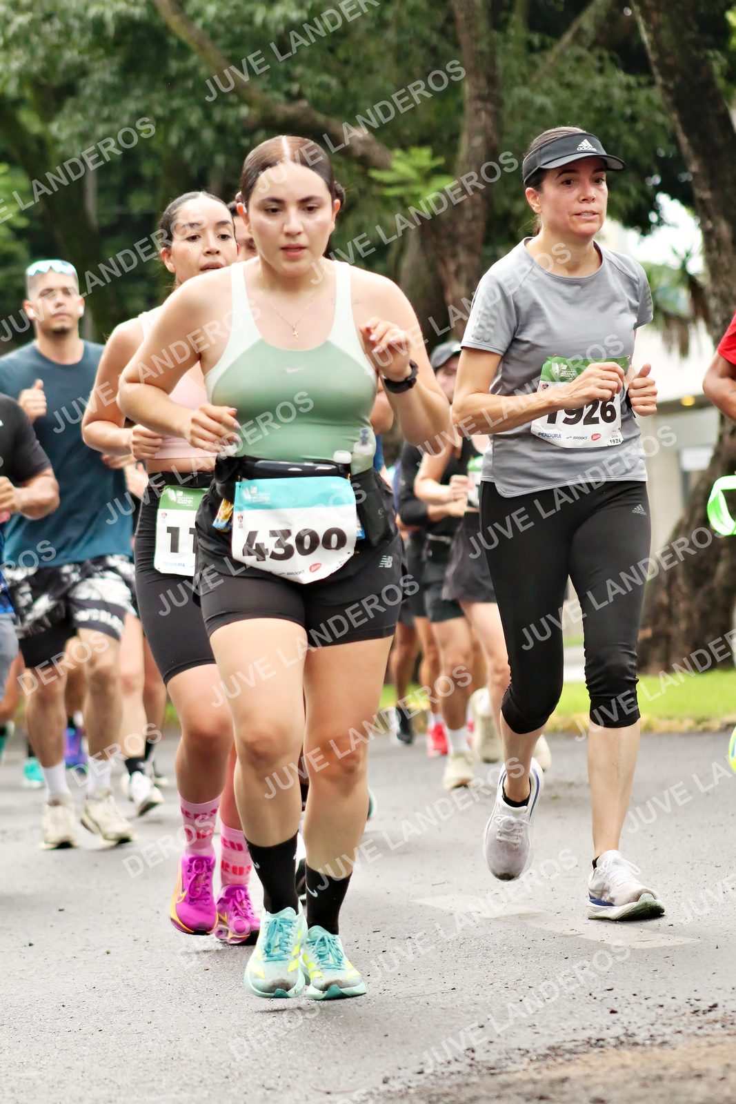 Foto del MEDIO MARATÓN ATLAS en Av. Patria, frente al Parque El Polvorín, Zapopan a las 08:38 · dorsal 4300, 1926, 11