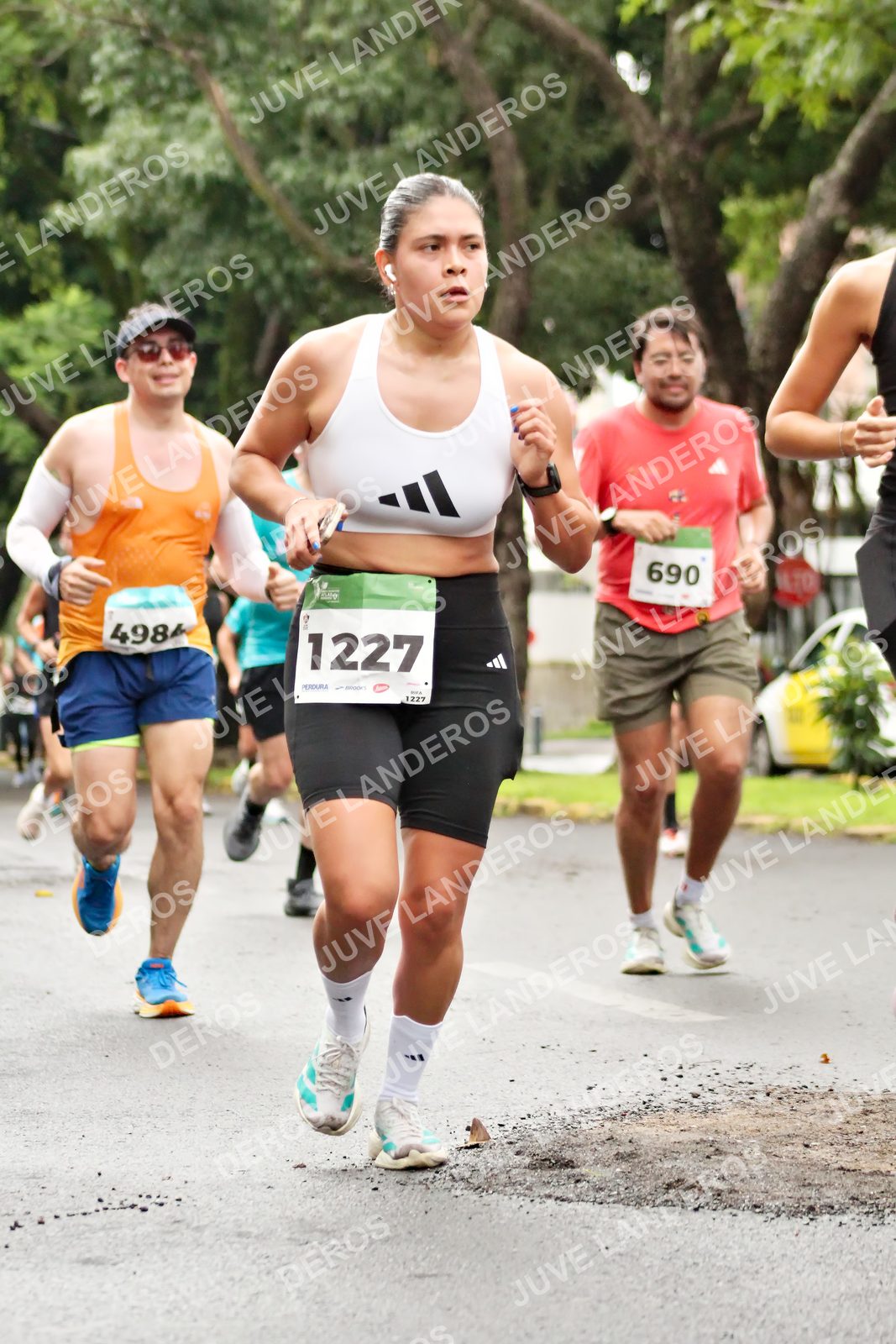 Foto del MEDIO MARATÓN ATLAS en Av. Patria, frente al Parque El Polvorín, Zapopan a las 08:28 · dorsal 1227, 690