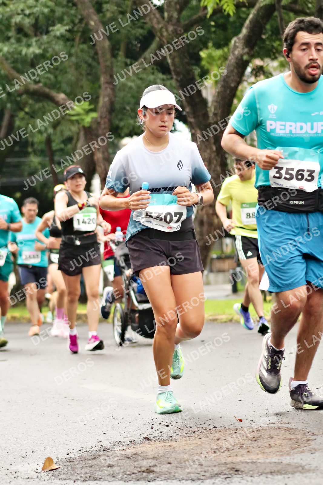 Foto del MEDIO MARATÓN ATLAS en Av. Patria, frente al Parque El Polvorín, Zapopan a las 08:34 · dorsal 3563, 5307, 88, 1420