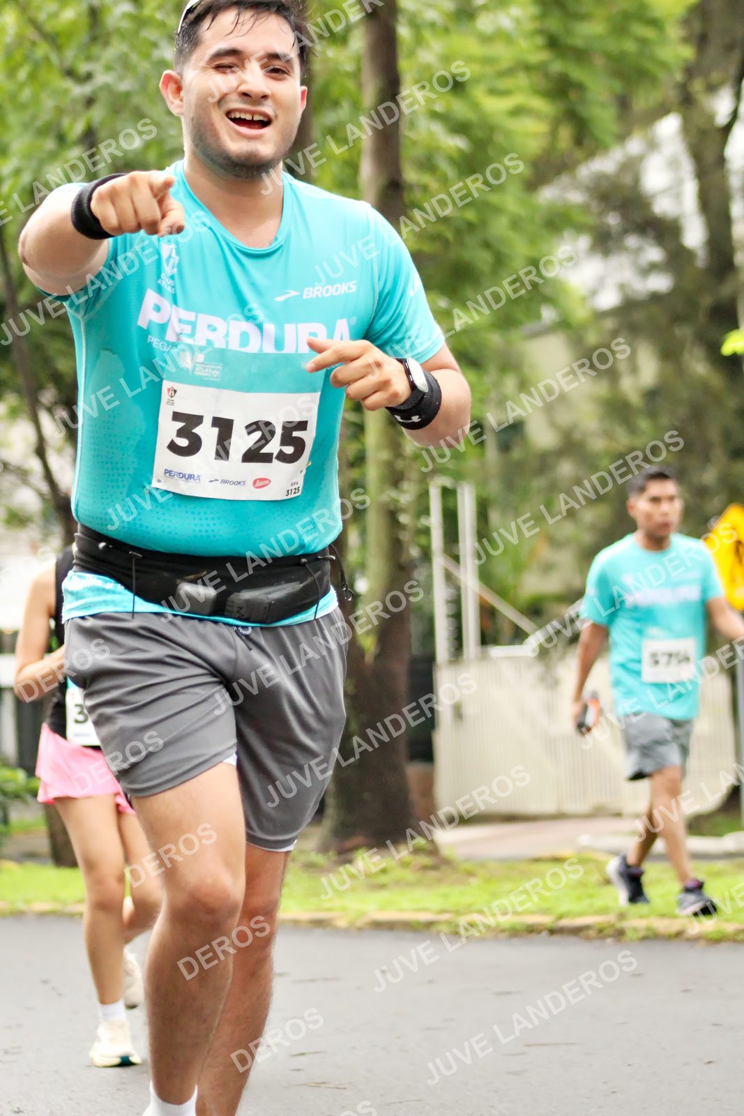 Foto del MEDIO MARATÓN ATLAS en Av. Patria, frente al Parque El Polvorín, Zapopan a las 08:39 · dorsal 3125, 3