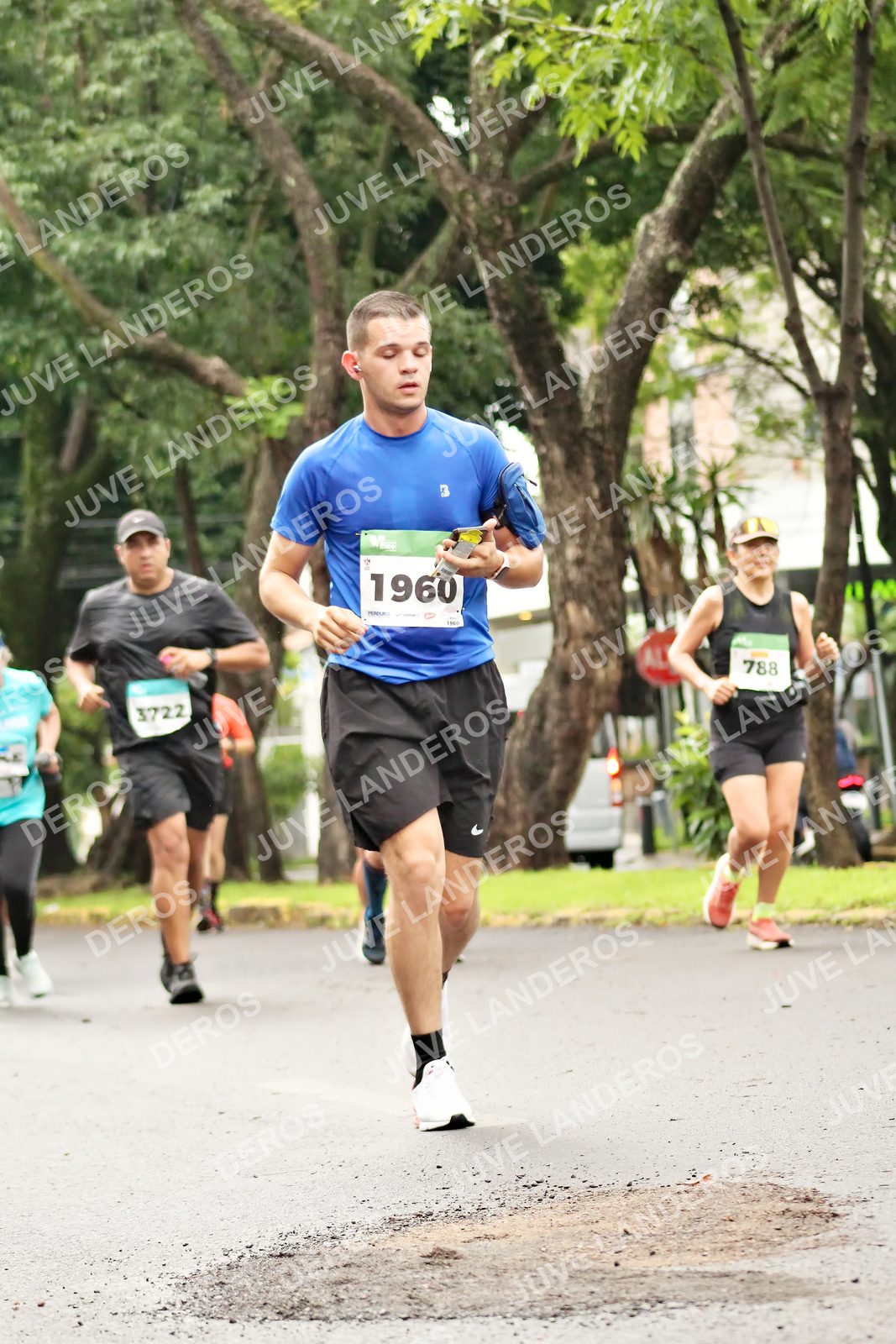 Foto del MEDIO MARATÓN ATLAS en Av. Patria, frente al Parque El Polvorín, Zapopan a las 08:46 · dorsal 1960, 788, 3722