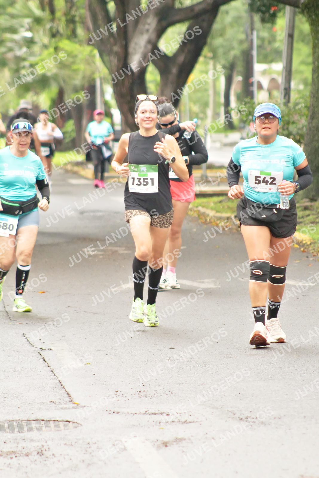 Foto del MEDIO MARATÓN ATLAS en Av. Patria, frente al Parque El Polvorín, Zapopan a las 08:55 · dorsal 1351, 542, 80