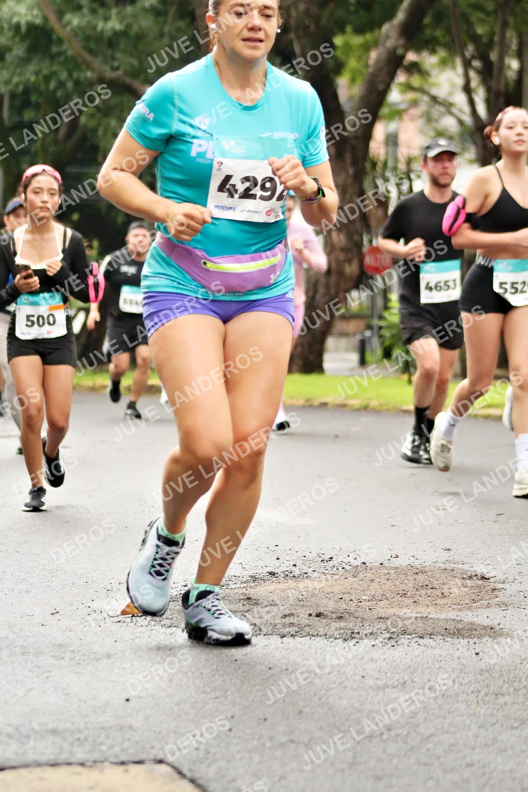 Foto del MEDIO MARATÓN ATLAS en Av. Patria, frente al Parque El Polvorín, Zapopan a las 08:36 · dorsal 500, 552, 4653, 4292