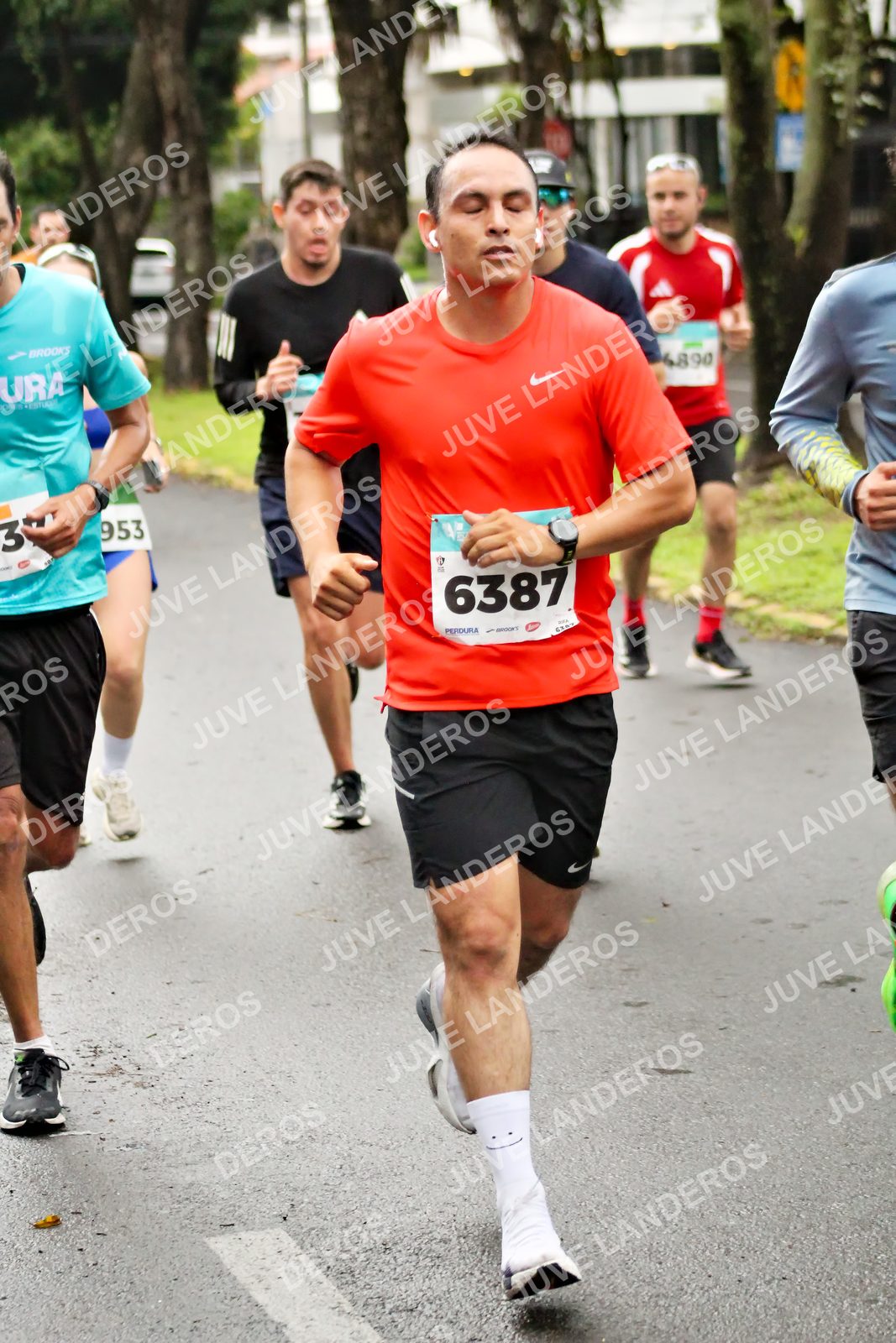 Foto del MEDIO MARATÓN ATLAS en Av. Patria, frente al Parque El Polvorín, Zapopan a las 08:12 · dorsal 6387, 953, 3, 6890