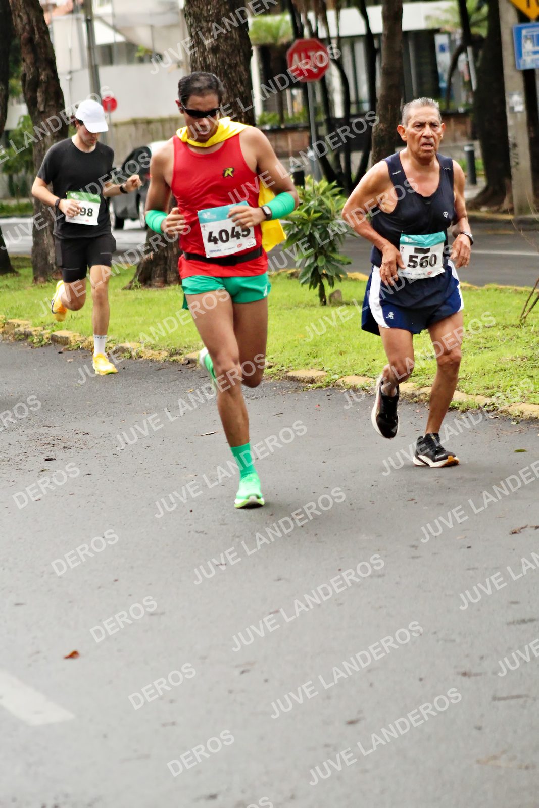 Foto del MEDIO MARATÓN ATLAS en Av. Patria, frente al Parque El Polvorín, Zapopan a las 08:18 · dorsal 560, 4045, 98
