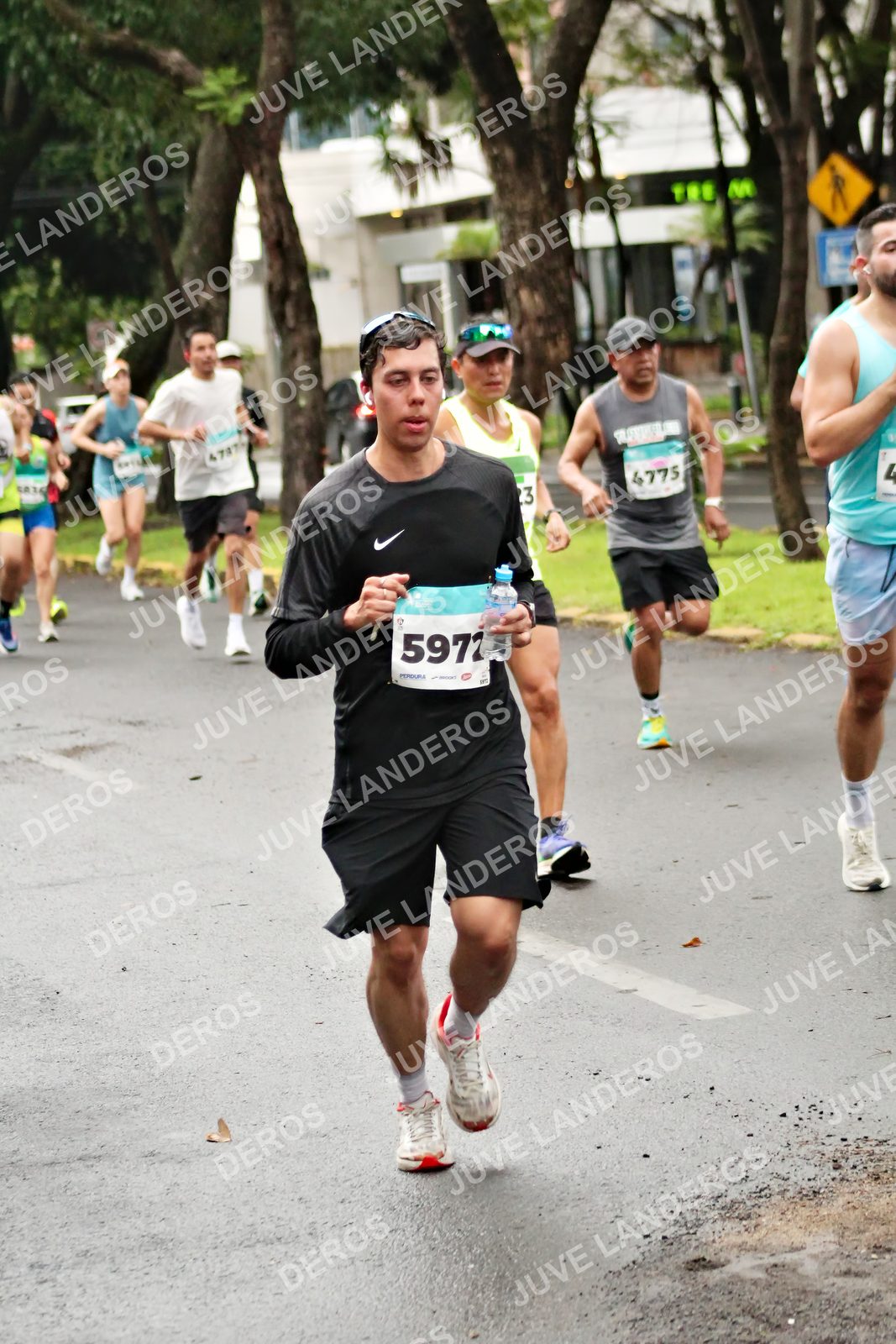Foto del MEDIO MARATÓN ATLAS en Av. Patria, frente al Parque El Polvorín, Zapopan a las 08:17 · dorsal 5972, 4775