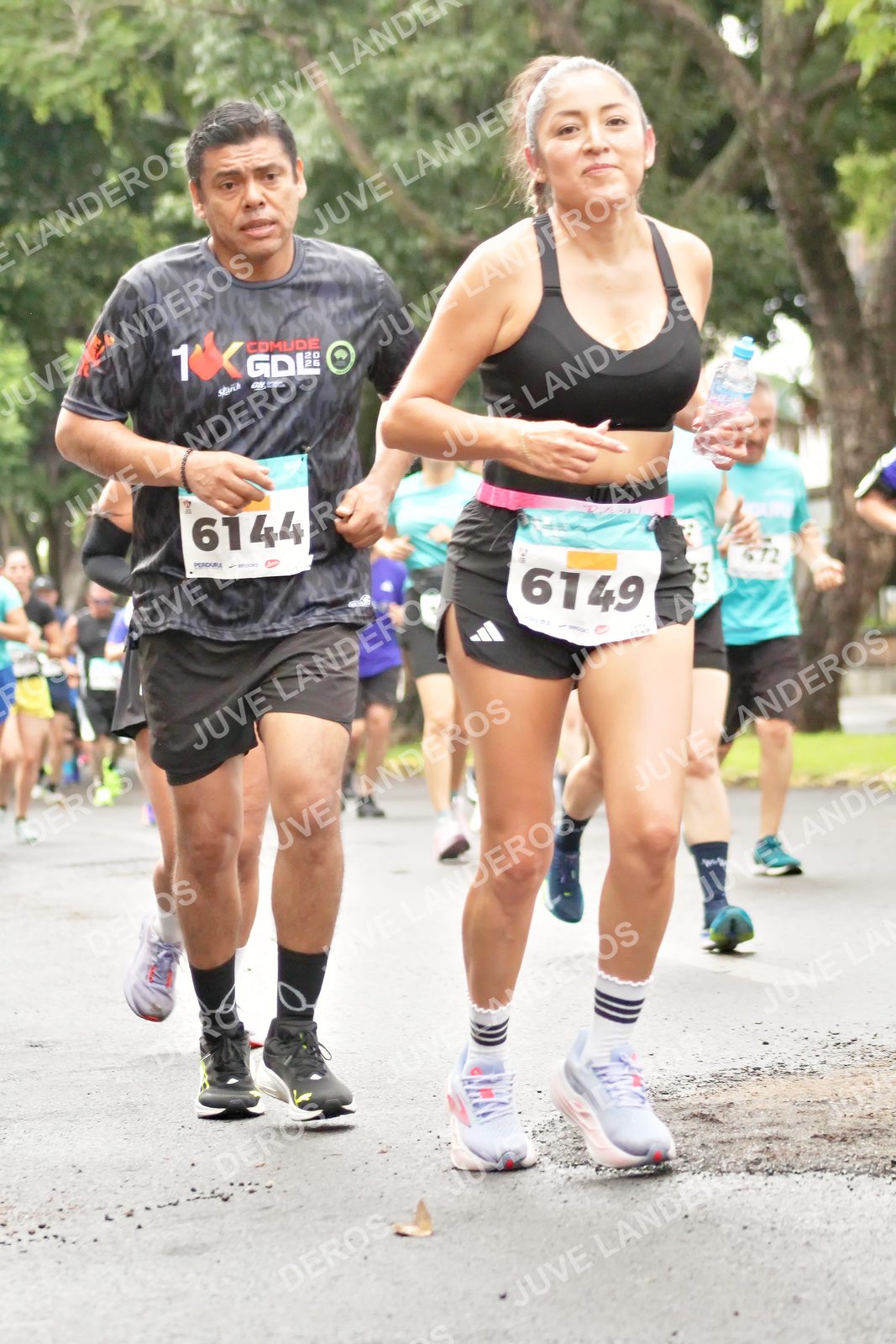 Foto del MEDIO MARATÓN ATLAS en Av. Patria, frente al Parque El Polvorín, Zapopan a las 08:39 · dorsal 6144, 6149, 1, 3