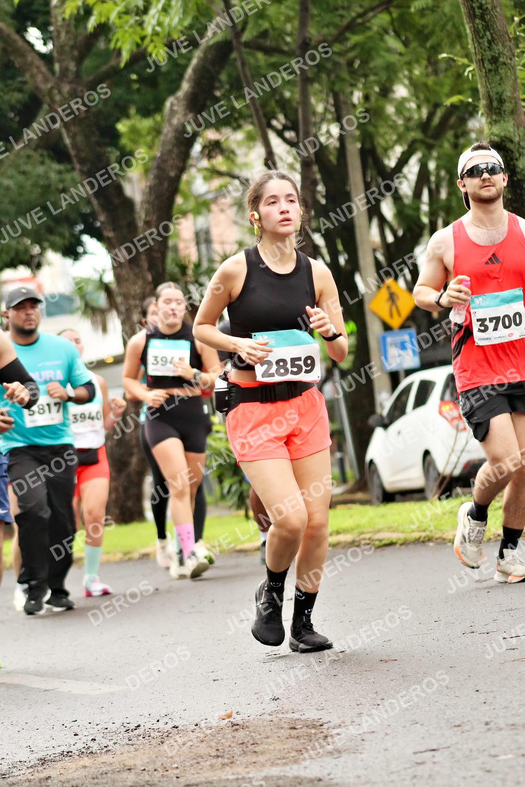 Foto del MEDIO MARATÓN ATLAS en Av. Patria, frente al Parque El Polvorín, Zapopan a las 08:36 · dorsal 2859, 3700, 3940, 394