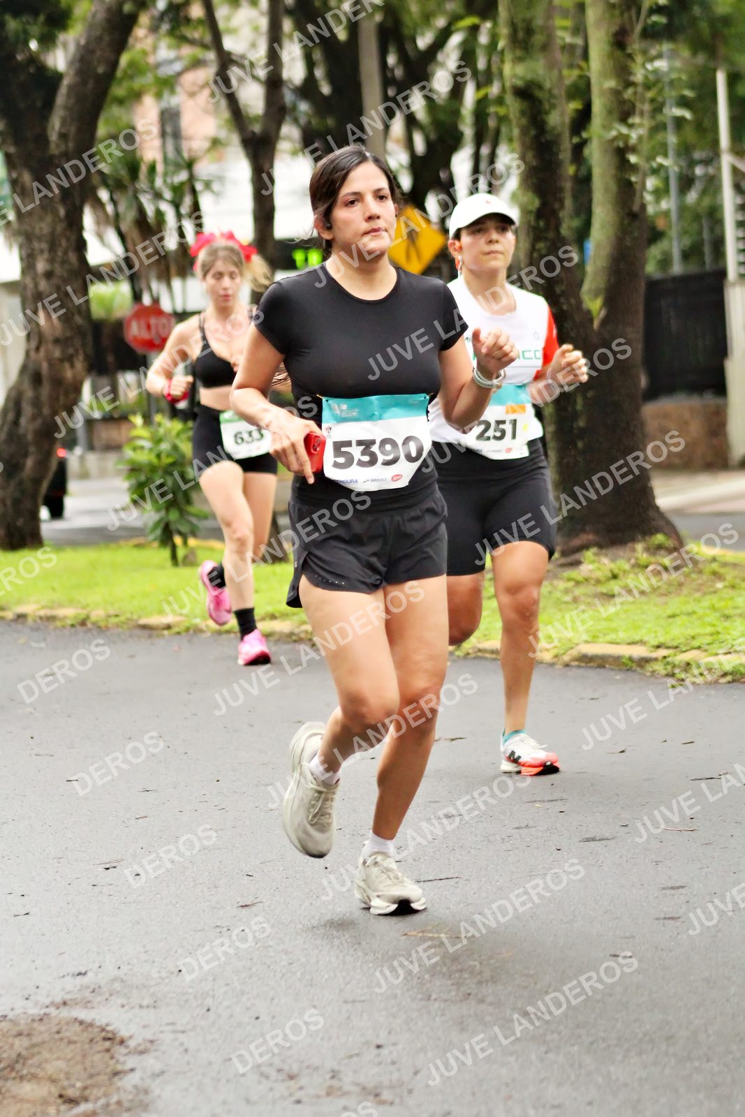 Foto del MEDIO MARATÓN ATLAS en Av. Patria, frente al Parque El Polvorín, Zapopan a las 08:18 · dorsal 5390, 251, 633