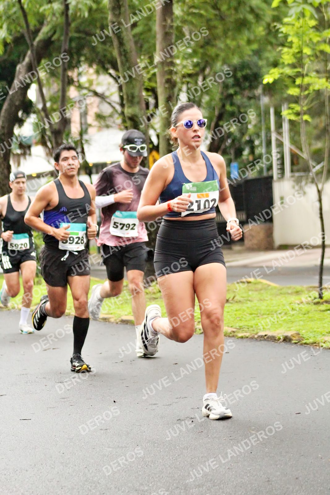 Foto del MEDIO MARATÓN ATLAS en Av. Patria, frente al Parque El Polvorín, Zapopan a las 08:08 · dorsal 5792, 5920, 2102