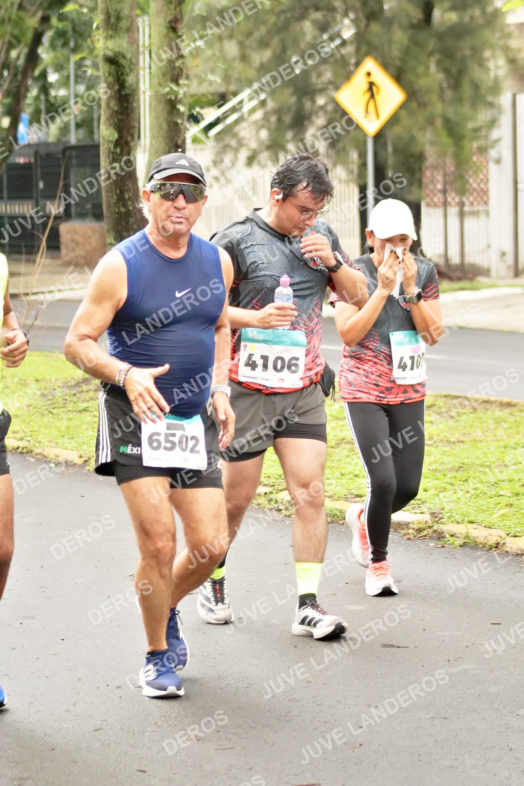 Foto del MEDIO MARATÓN ATLAS en Av. Patria, frente al Parque El Polvorín, Zapopan a las 08:52 · dorsal 4106, 6502, 4107