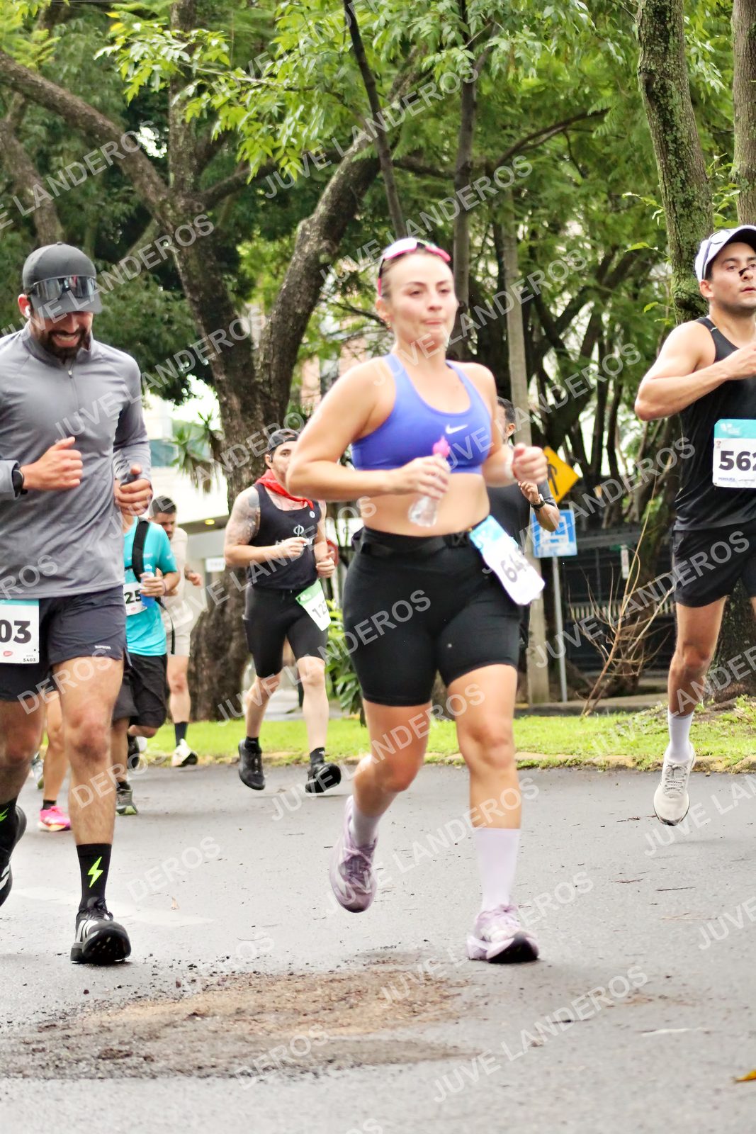 Foto del MEDIO MARATÓN ATLAS en Av. Patria, frente al Parque El Polvorín, Zapopan a las 08:22 · dorsal 3, 25, 56, 12